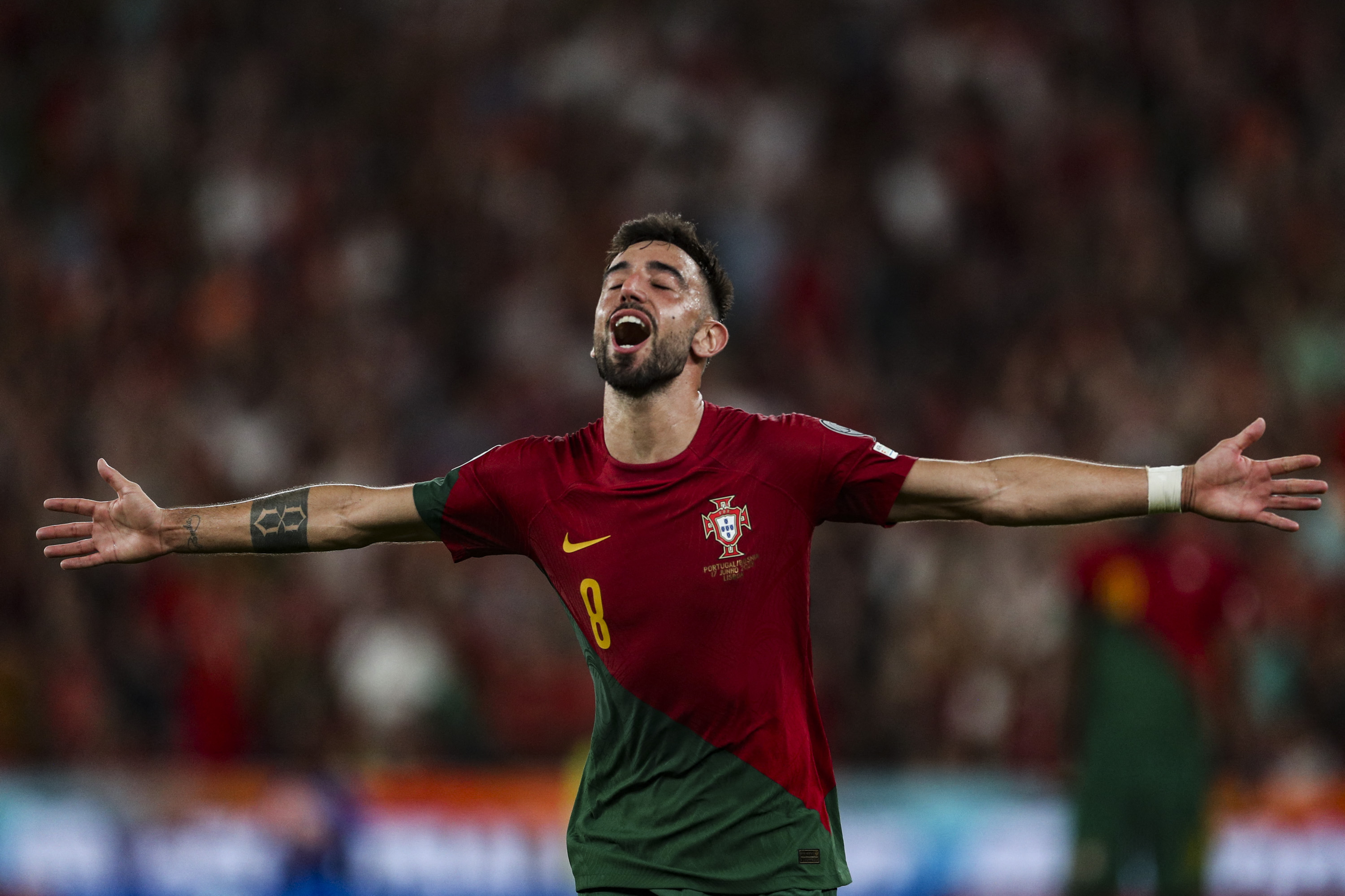 Gelandang Portugal Bruno Fernandes melakukan selebrasi usai mencetak gol ke gawang Bosnia di laga kualifikasi Piala Eropa 2024.