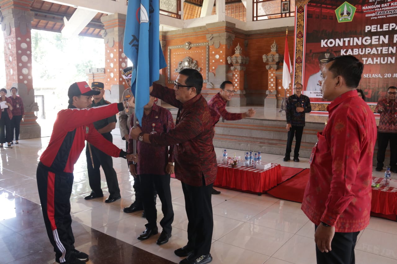 Bupati Tabanan, I Komang Gede Sanjaya saat melepas kontingen Porsenijar Kabupaten Tabanan.