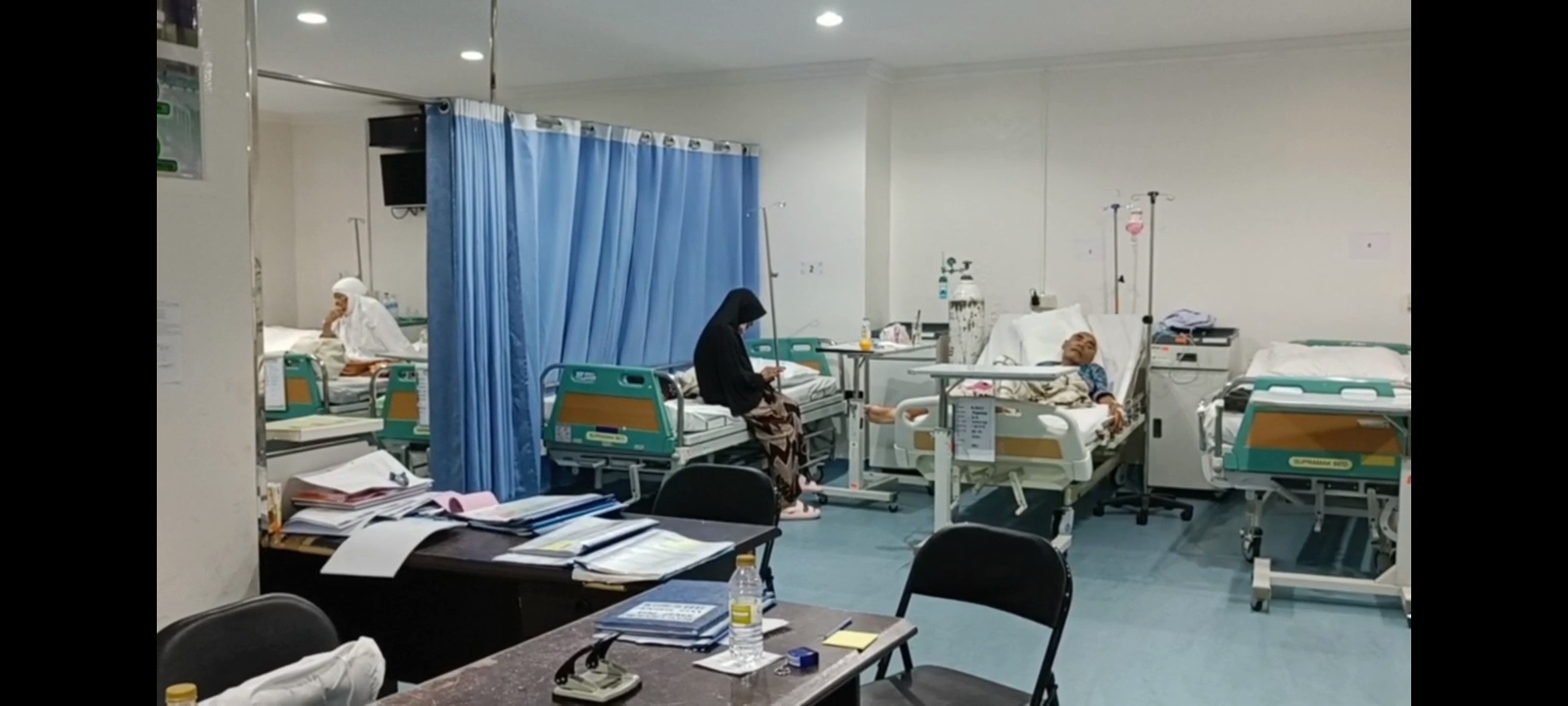Suasana ruang perawatan Klinik Kesehatan Haji Indonesia (KKHI) Daerah Kerja Madinah, Arab Saudi, Jumat.