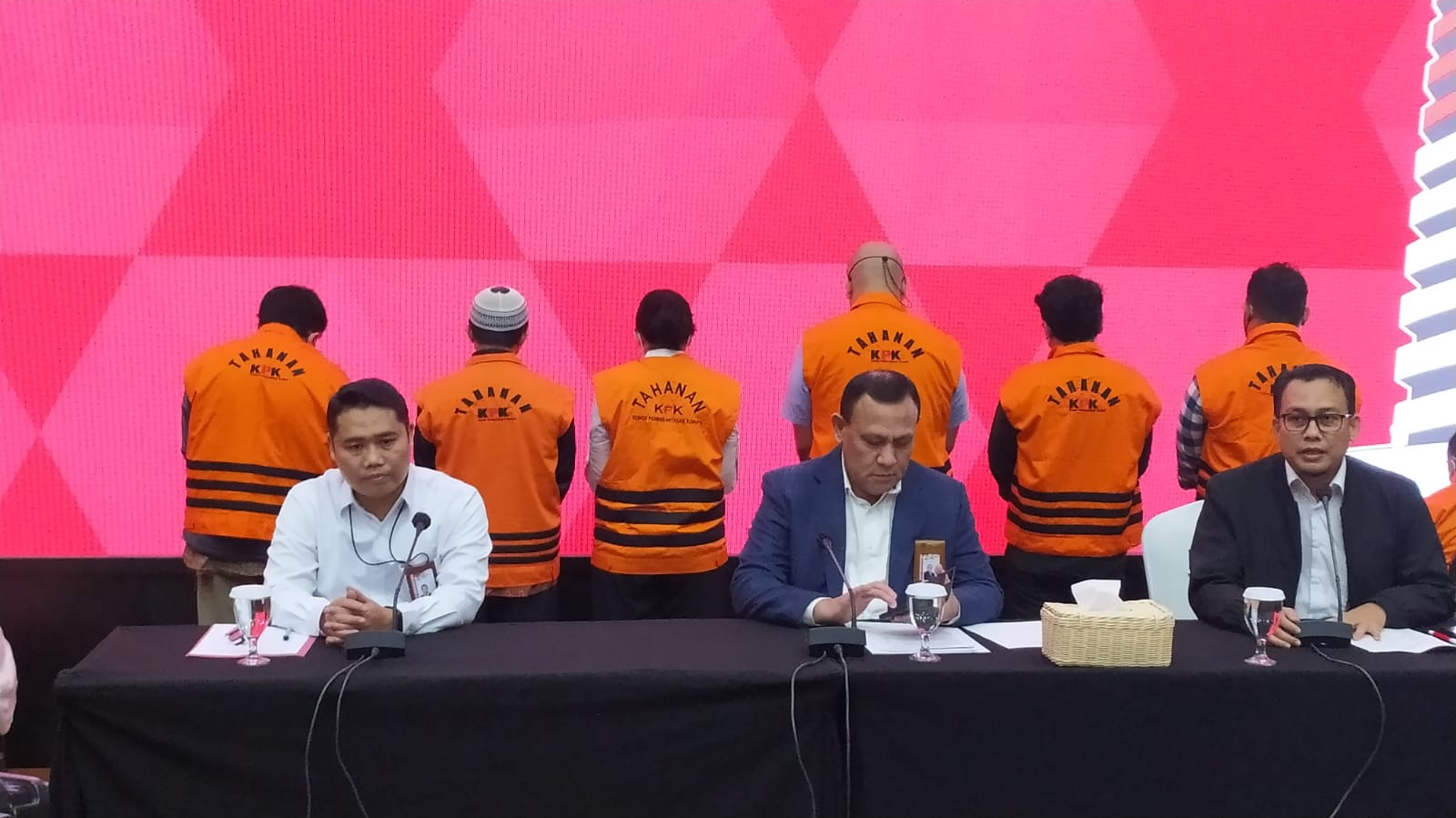 KPK menetapkan sepuluh tersangka dalam kasus dugaan korupsi penyaluran tunjangan kinerja (tukin) di Kementerian ESDM.