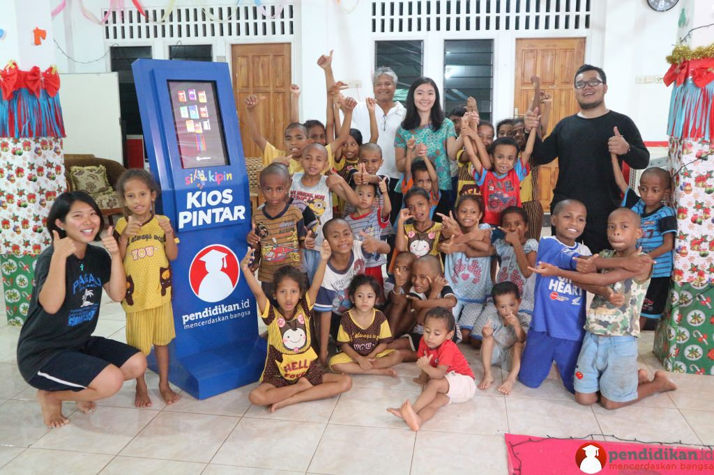 Steffina Yuli (tengah belakang) berfoto dekat Kipin ATM, teknologi Edutech sebagai sumber pembelajaran untuk siswa yang berisi ribuan buku