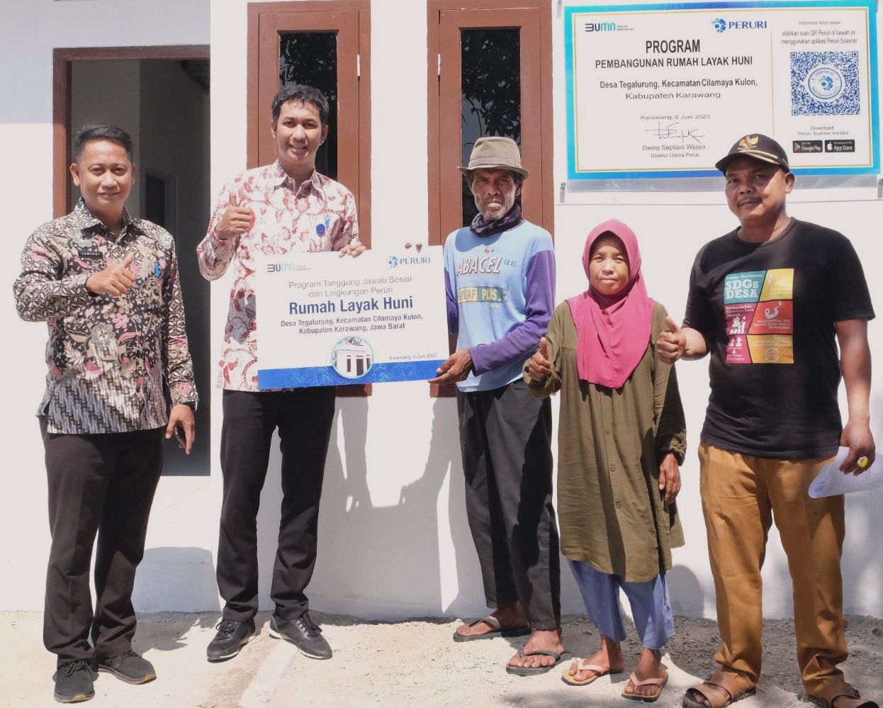 Peruri memberi bantuan renovasi sekolah dan rumah warga di Karawang. 