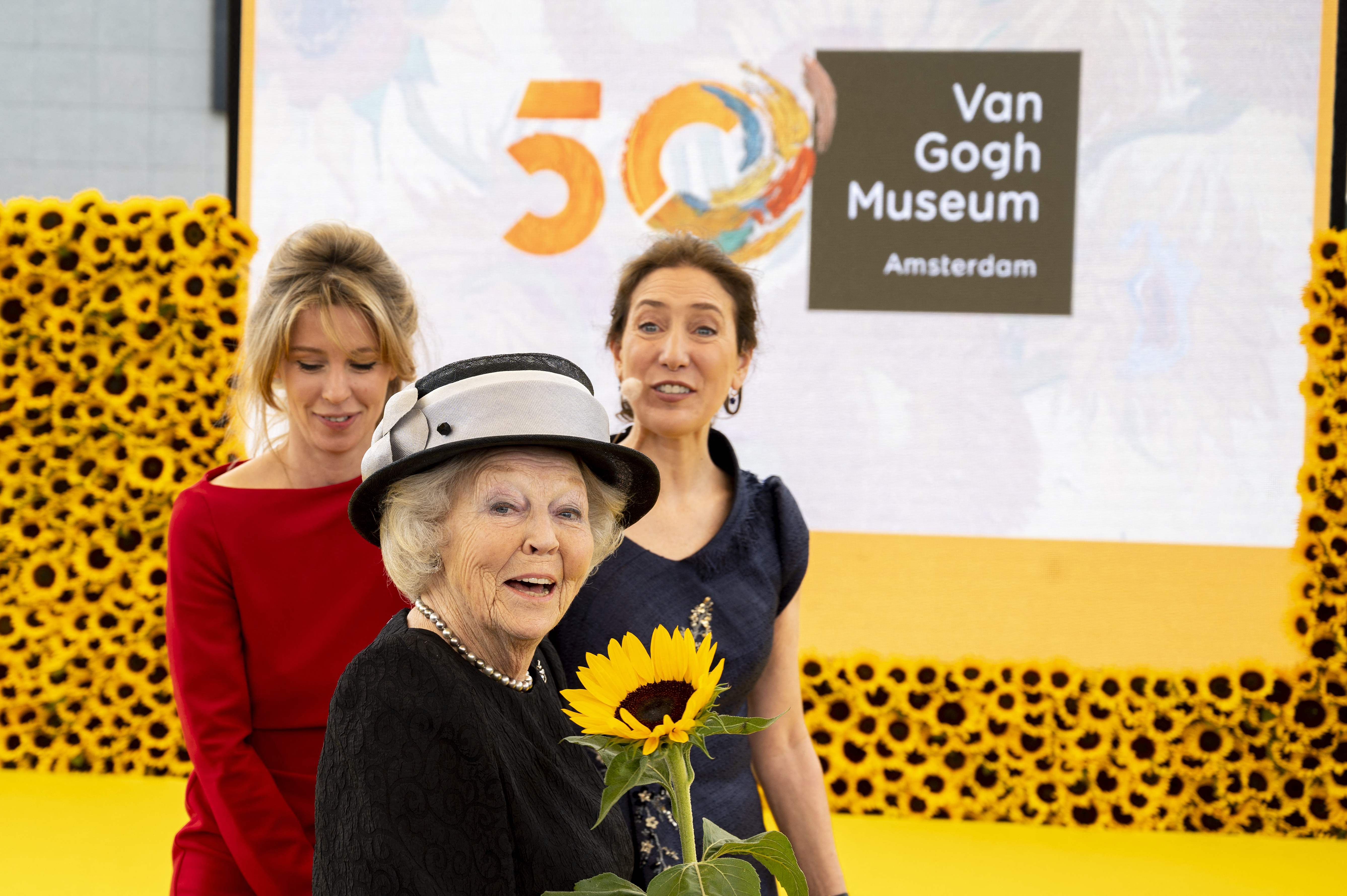 Perayaan hari jadi ke-50 tahun Museum Van Gogh pada Jumat (2/6), turut dihadiri oleh Putri Beatrix (tengah).