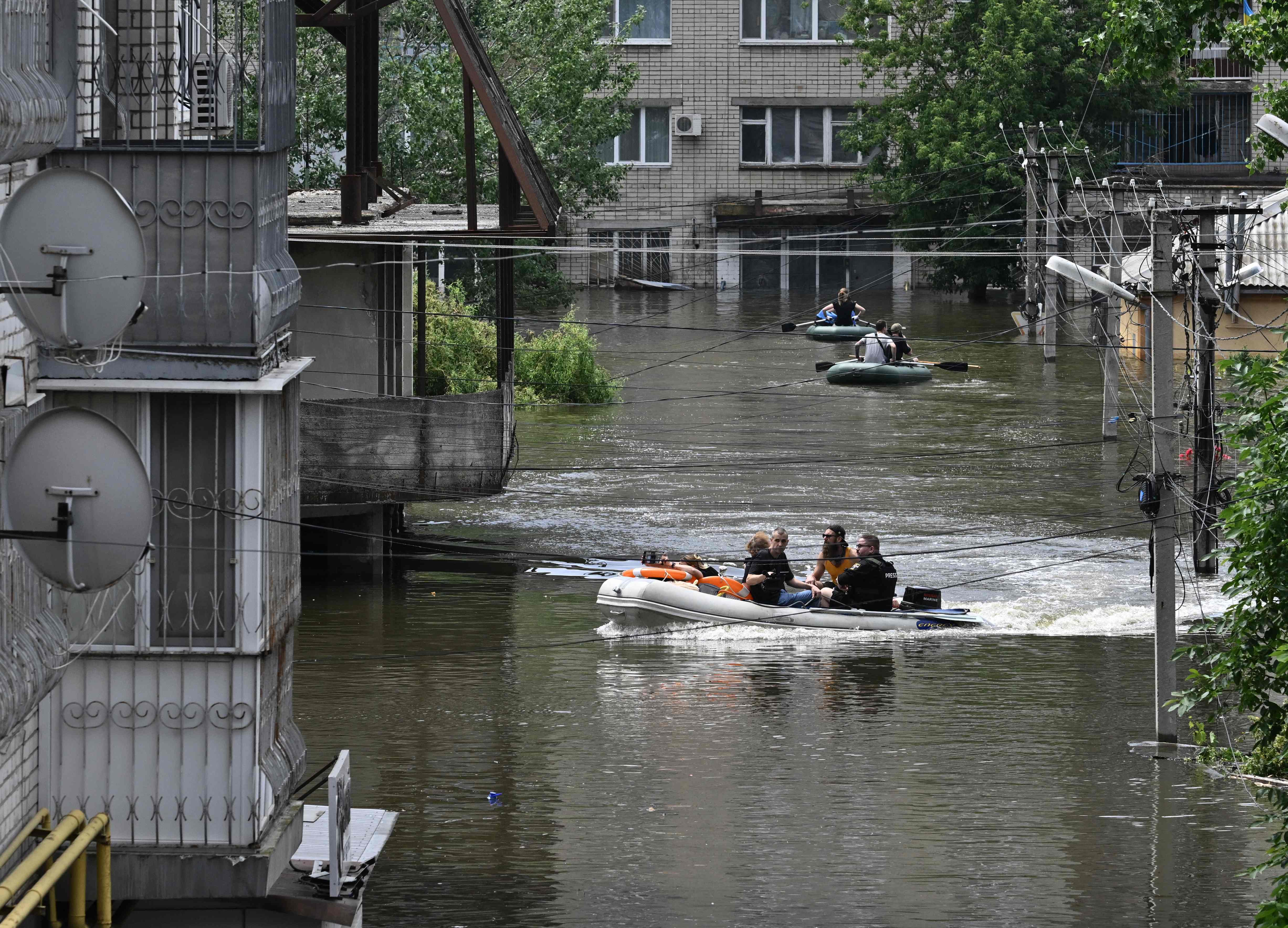 Tim penyelamat mencari penyintas di Kota Kherson yang terendam banjir akibat bendungan Kakhovka di Ukraina jebol.