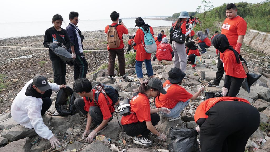 200 relawan muda  melakukan aksi lingkungan bersih-bersih di Marunda, Jakarta
