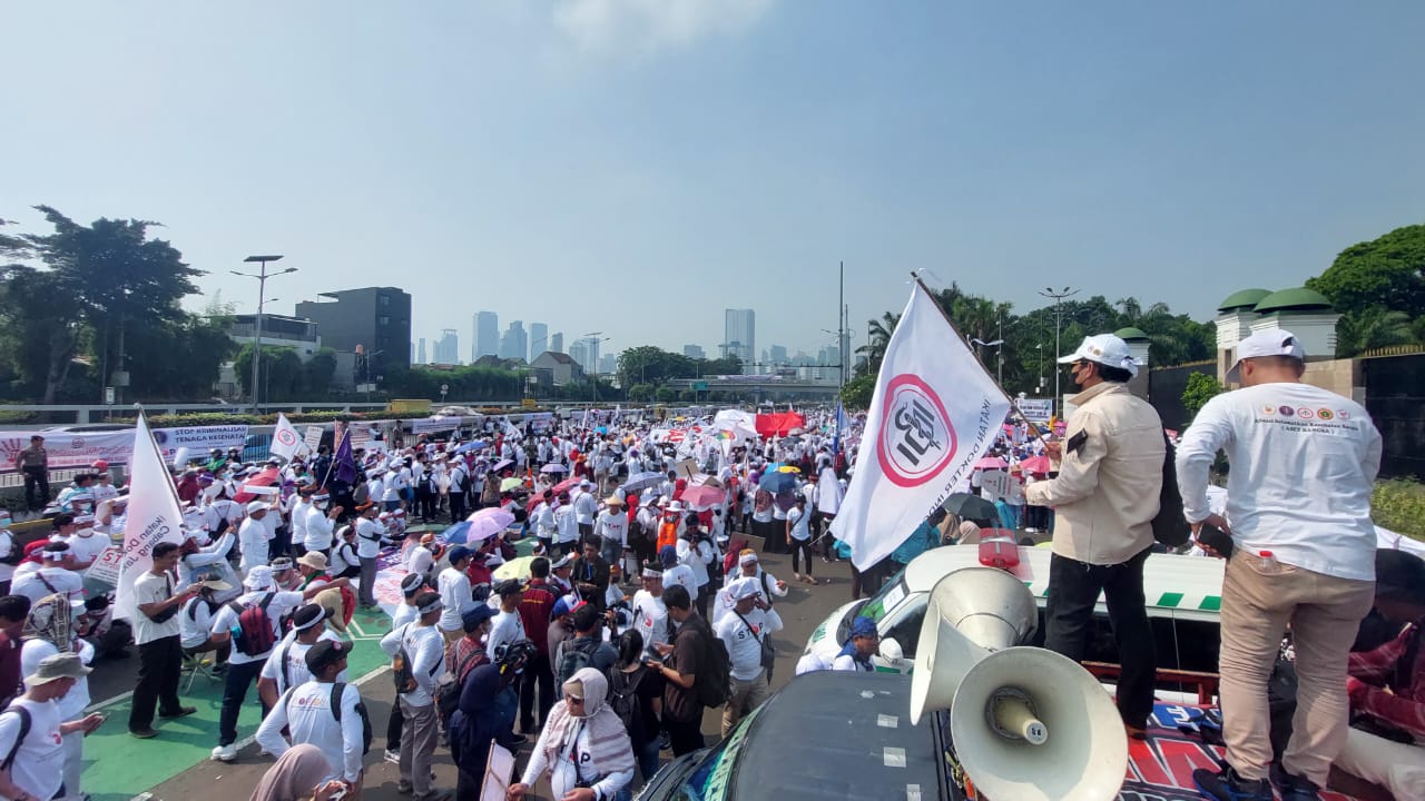 TOLAK RUU KESEHATAN: Lima organisasi profesi kesehatan dan mahasiswa menggelar aksi demo di depan Gedung DPR/MPR, Senin (5/6)