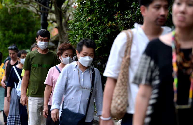 Sejumlah wisatawan bermasker dan tidak bermasker saat berwisata di kawasan Ubud, Gianyar, Bali.