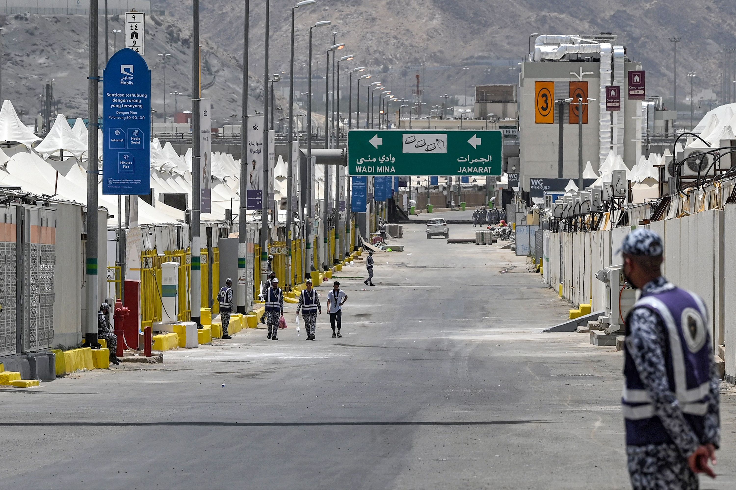 Seorang petugas keamanan berjaga di Mina, Arab Saudi.