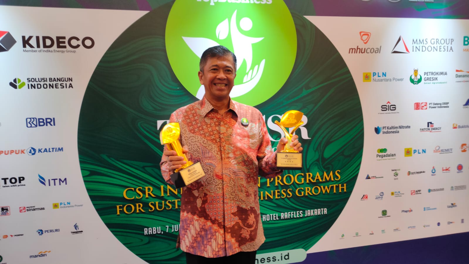 Direktur Utama PT KITB Ngurah Wirawan menerima penghargaan Top CSR Awards 2023