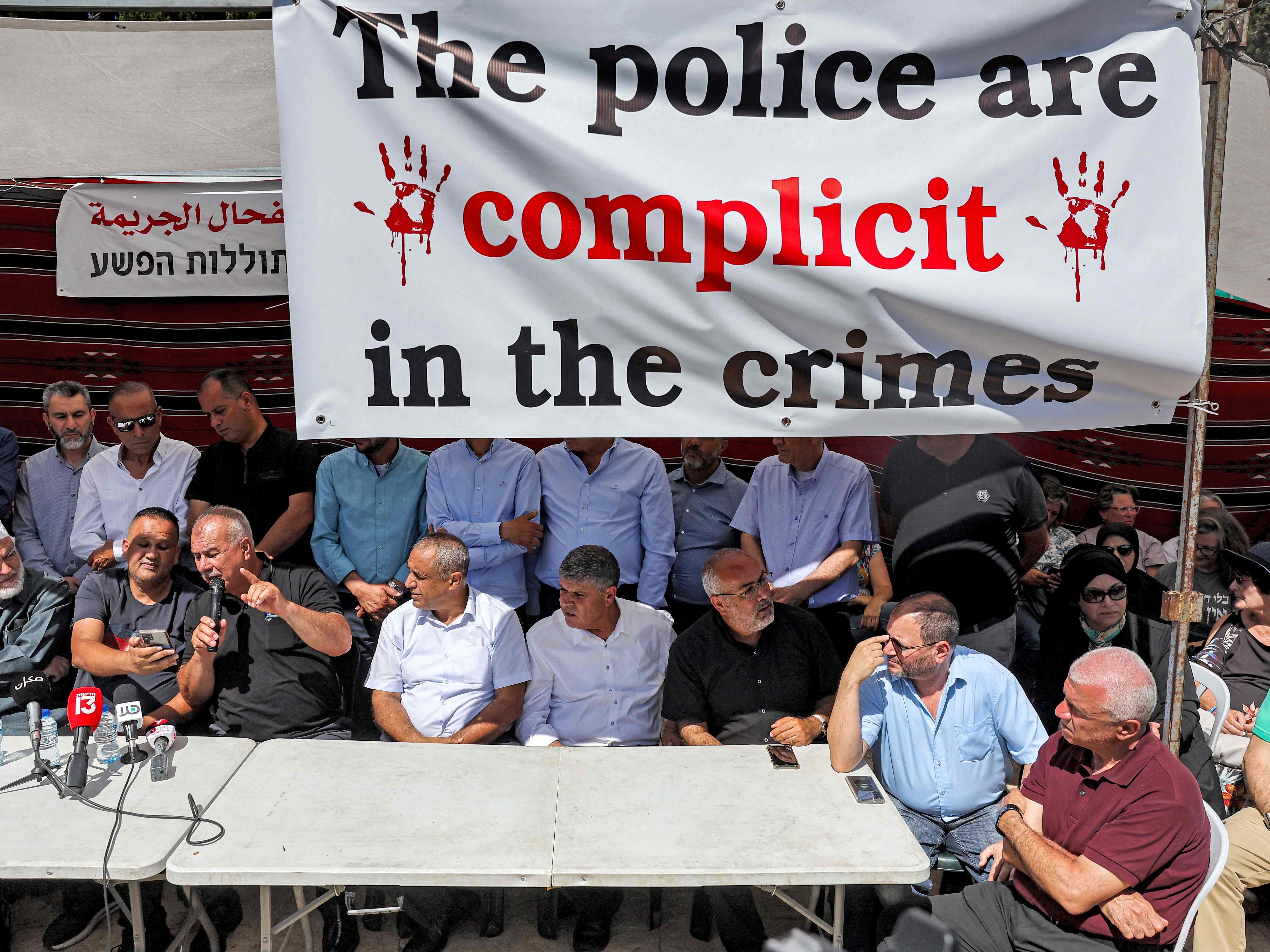 Politiku Arab-Israel dan eks anggota parlemen (Knesset) Mohammed Barakeh (ke-3 dari kiri) menentang kekerasan dalam komunitas Arab-Israel.