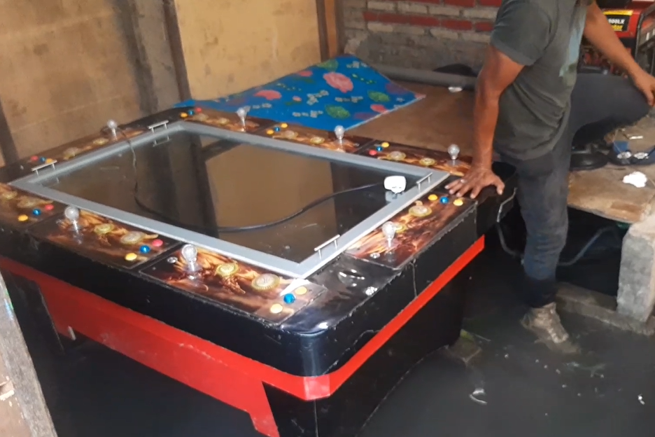 Polisi menggerebek tempat judi.