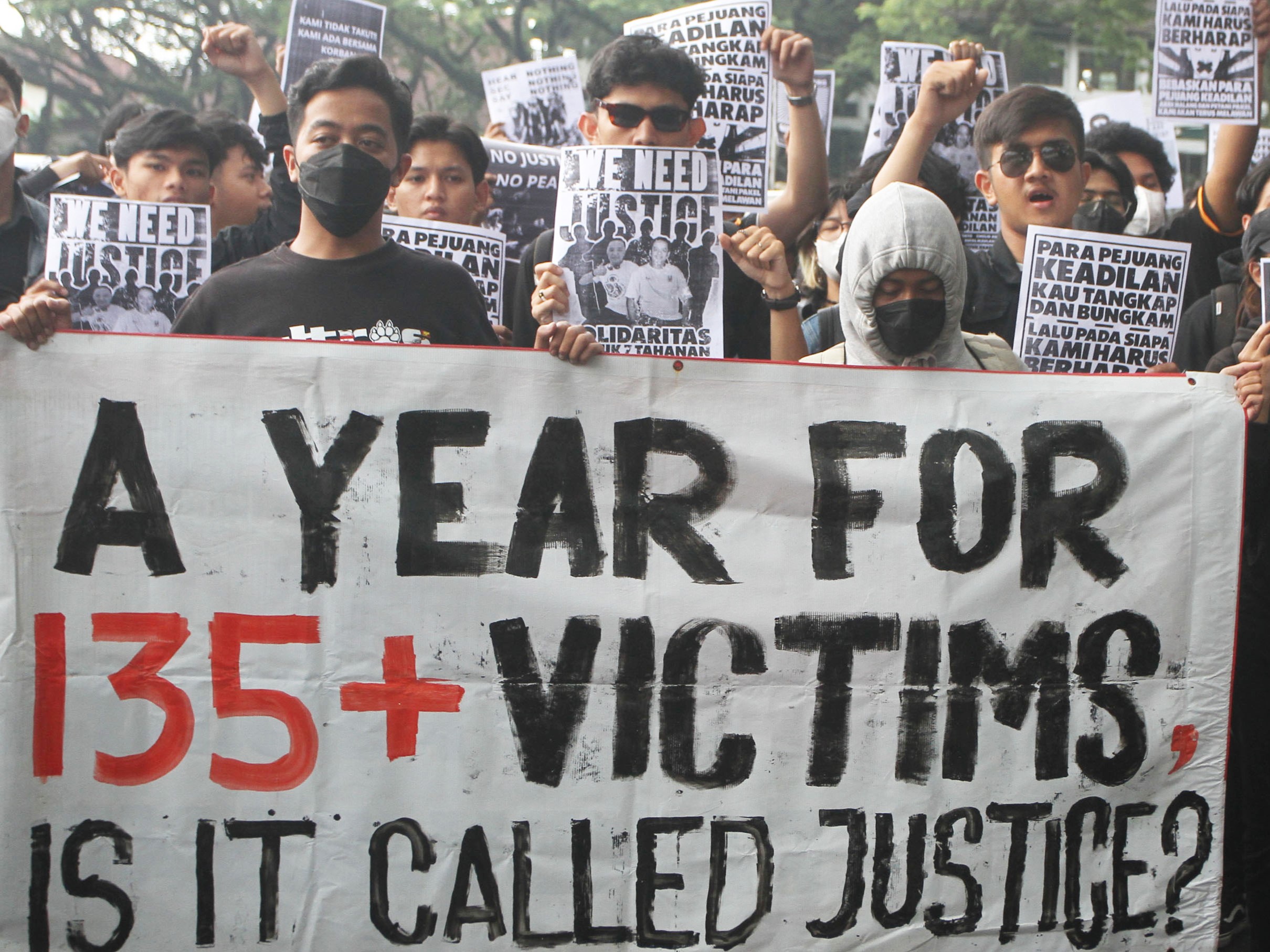Mahasiswa dalam Badan Eksekutif Mahasiswa (BEM) Malang Raya membawa poster dan spanduk saat melakukan aksi kamisan di depan gedung DPRD.