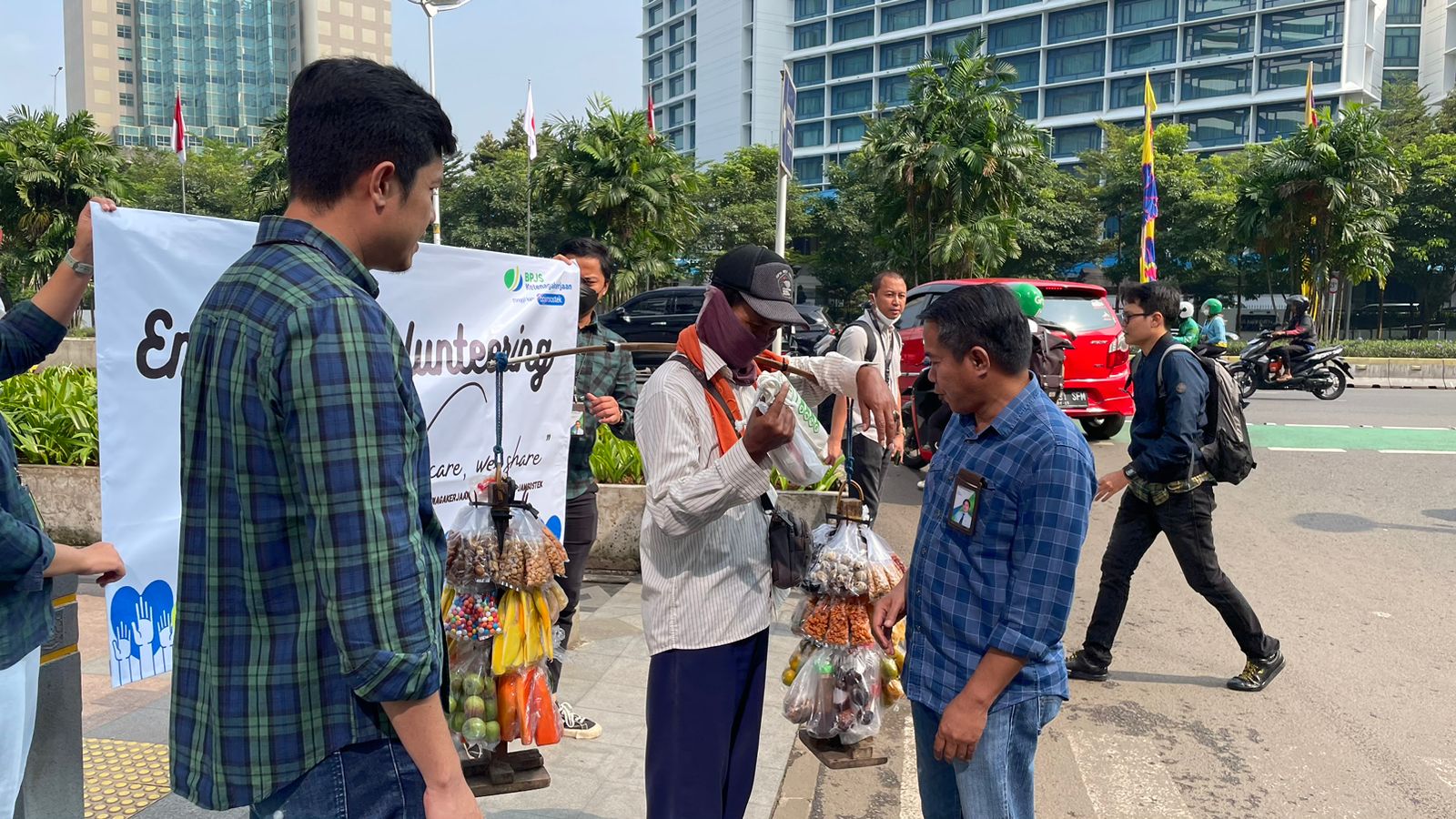 BPJS Ketenagakerjaan Kantor Cabang Plaza BPJamsostek menggelar program Employee Voluntering, di Setiabudi, Jakarta Selatan.