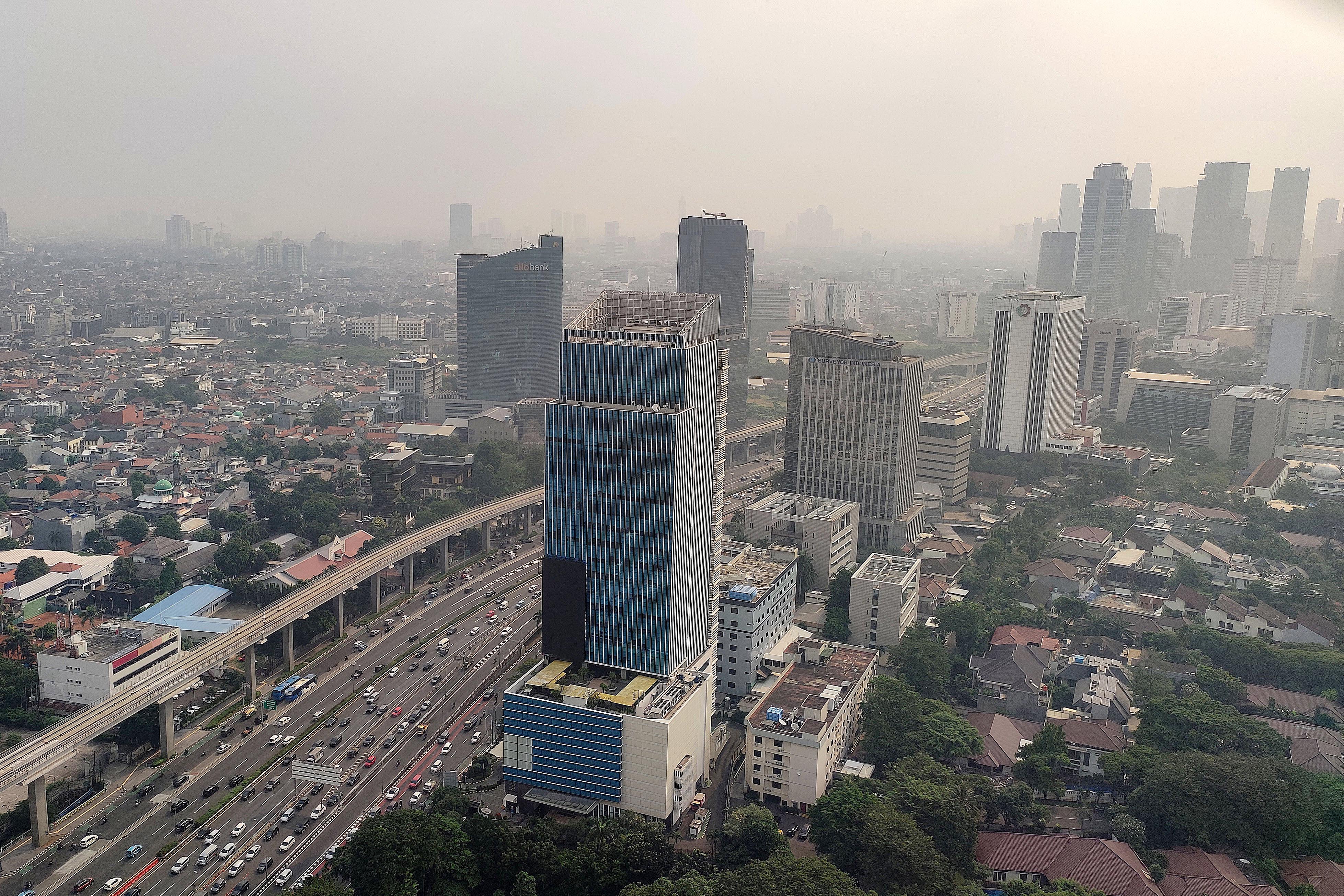 uasana lansekap Jakarta dengan gedung-gedung tinggi yang tertutup kabut polusi di kawasan Gatot Subroto, Jakarta, Sabtu (10/6/2023).