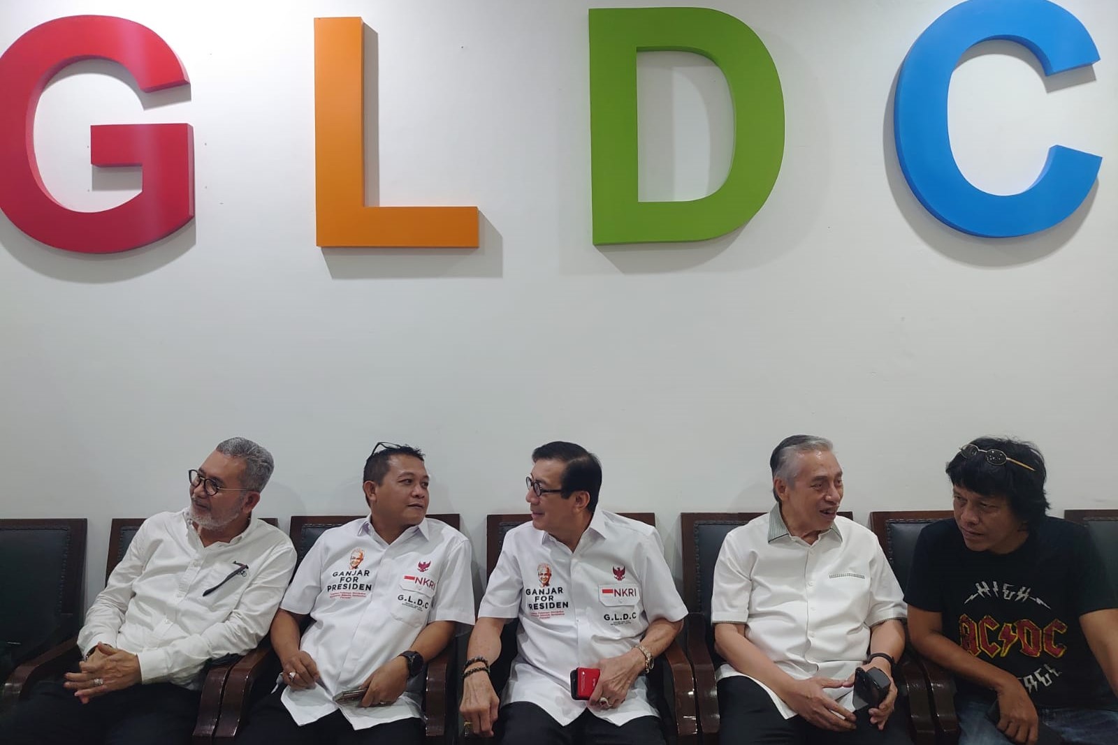 Seribu pengacara dipersiapkan pada masing-masing daerah. Harapannya, pengacara itu dapat mengawal proses pemilu damai.