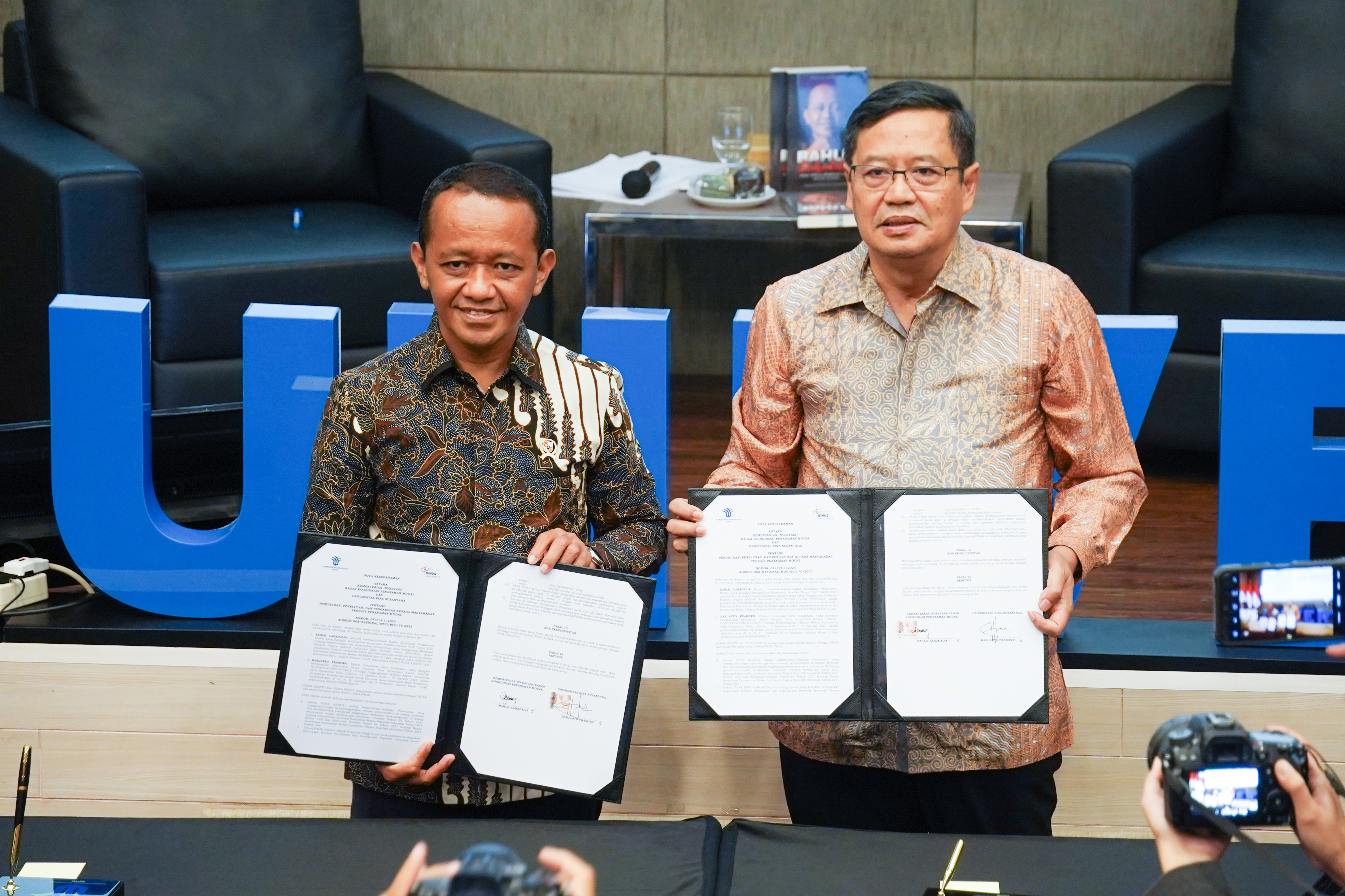 Menteri Investasi/Kepala BKPM Bahlil Lahadalia melakukan penandatanganan MoU dengan Rektor Binus University Prof Dr Ir Harjanto Prabowo MM.