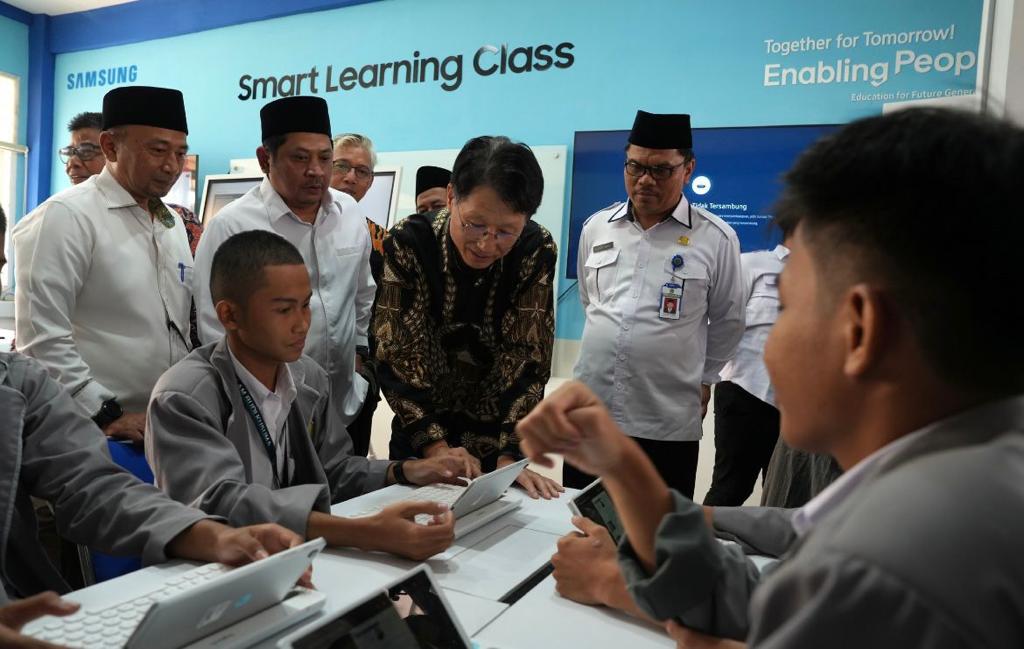 Siswa Madrasah mengikuti program Samsung Smart Learning Class yang diadakan Samsung dan bekerja sama dengan Kemenag.