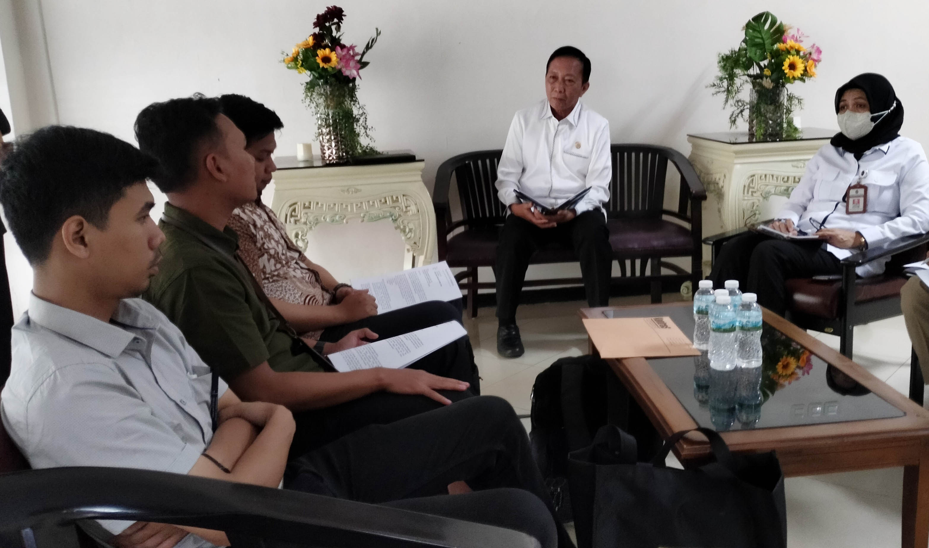 Kuasa hukum Fatia Maulidiyanti dan Haris Azhar di Komisi Kejaksaan