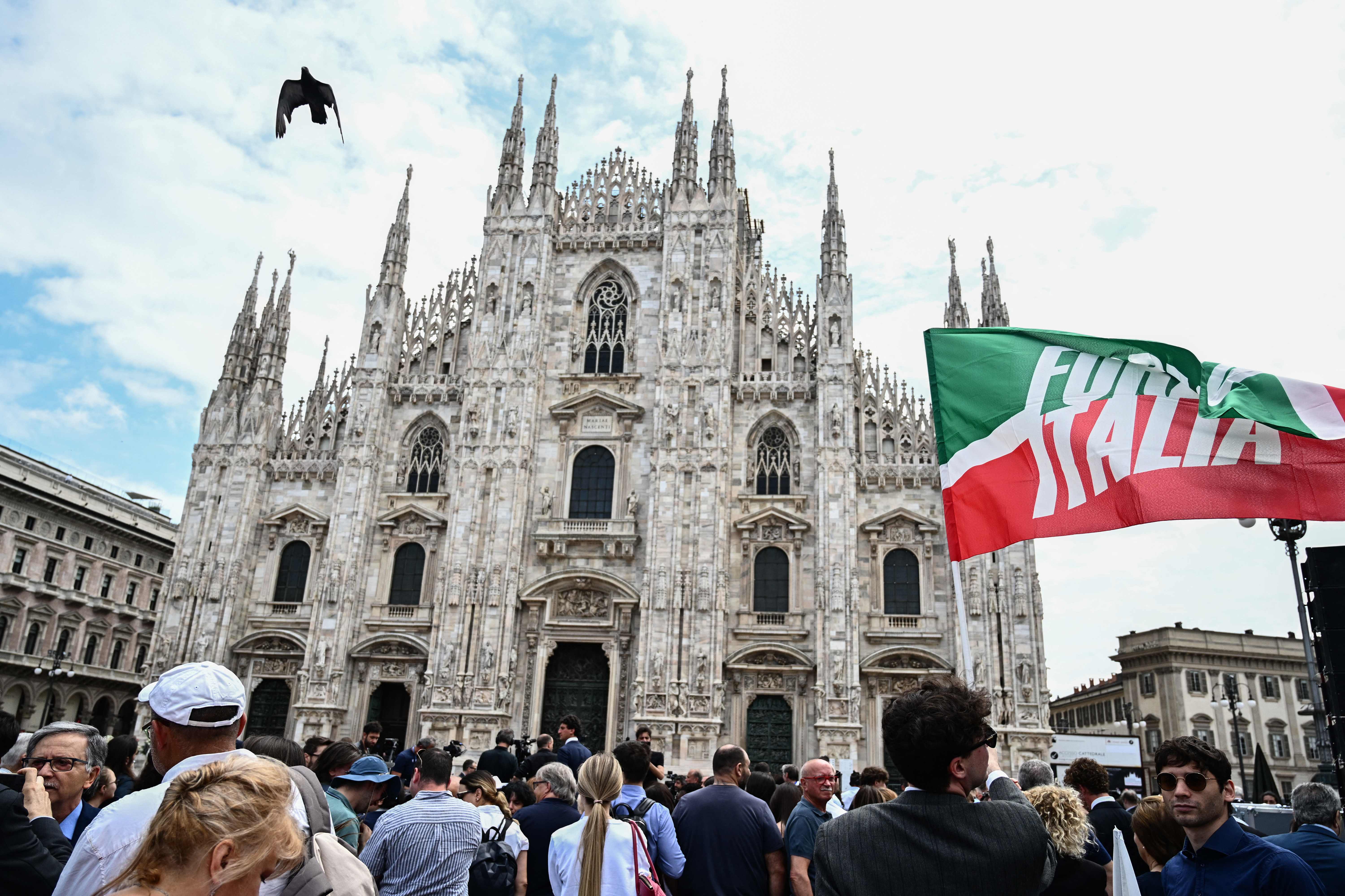 Suasana di luar katedral Duomo di Milan menjelang pemakaman kenegaraan mantan PM Italia Silvio Berlusconi.