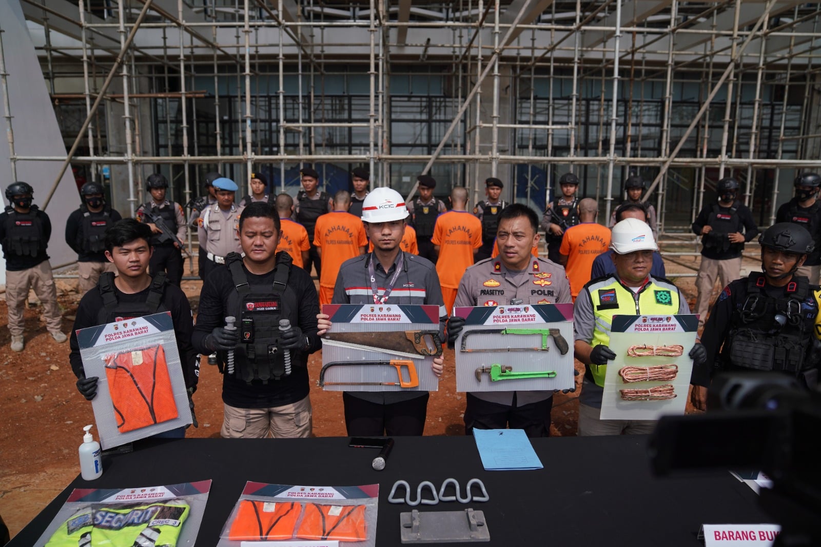 Konferensi pers penangkapan pelaku pencurian prasarana KCJB di Karawang, Jawa Barat.