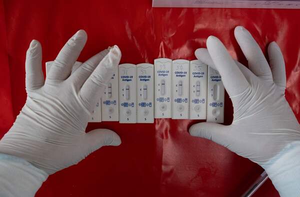 Pemeriksaan covid-19 dengan metode antigen.