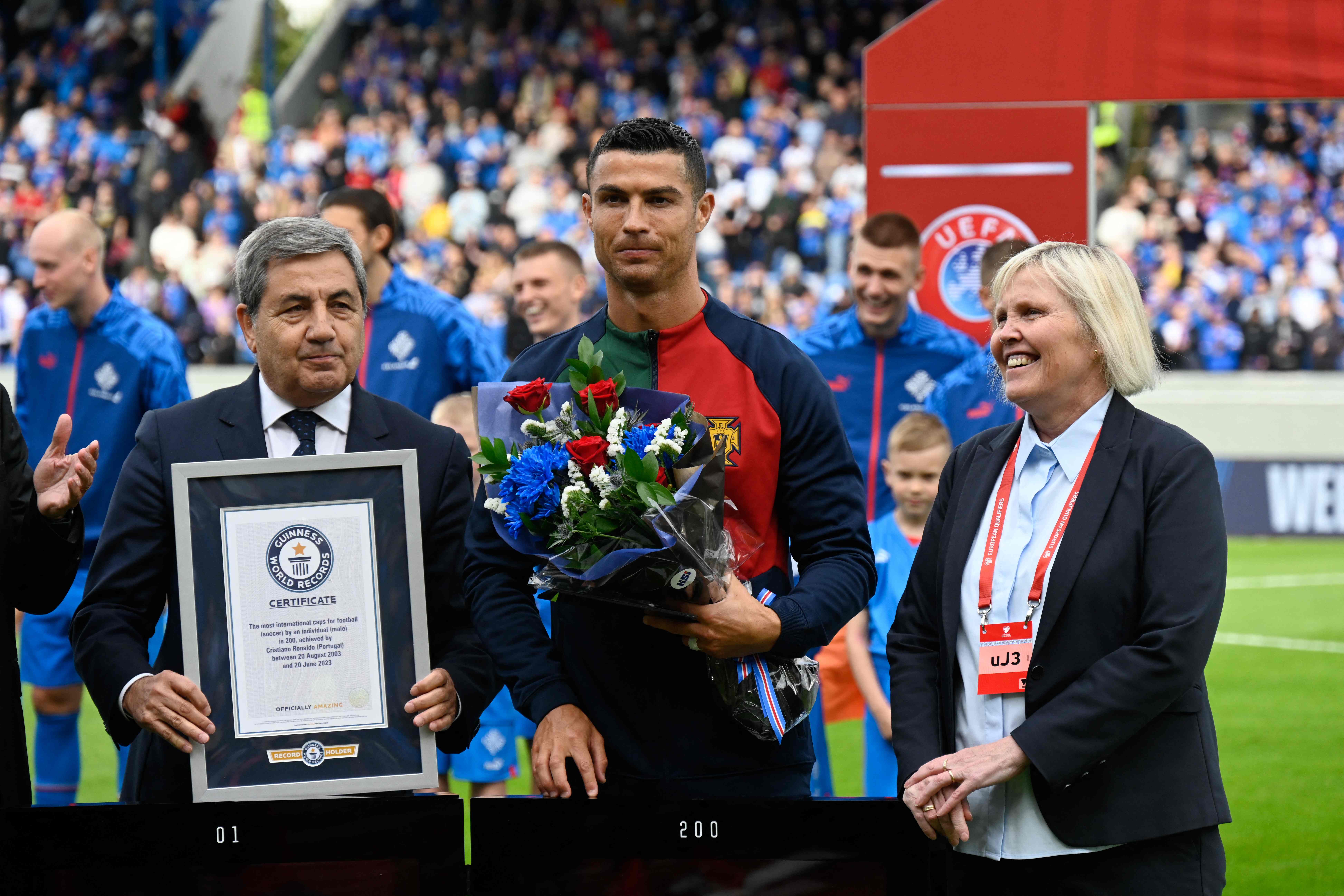 Penyerang Portugal Cristiano Ronaldo saat menerima plakat Guinness Book of World Record saat akan tampil di laga ke-200 besama Portugal.