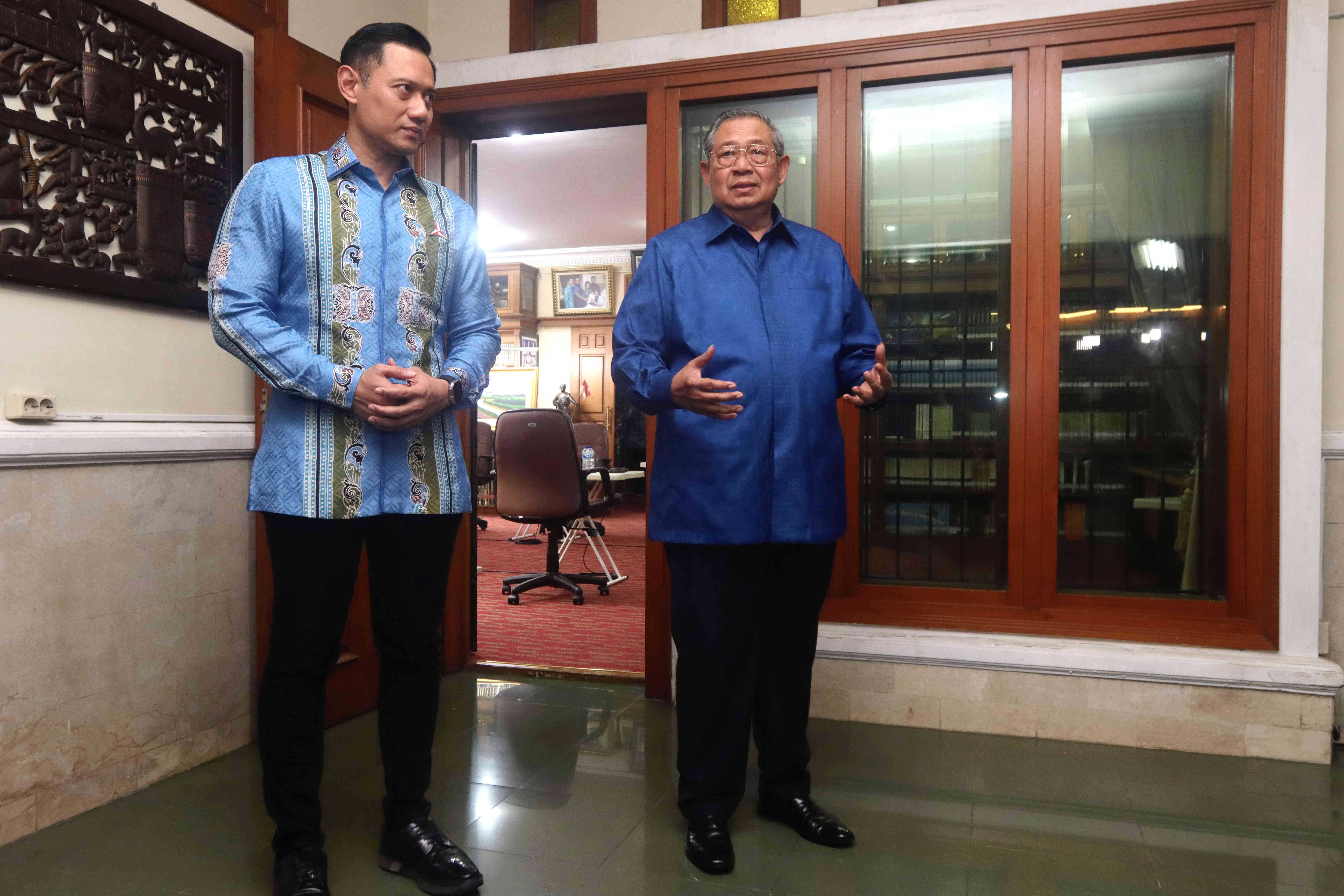 SBY dan AHY menyambut Ketua Umum Partai Kebangkitan Bangsa Muhaimin Iskandar (Cak Imin), di kediaman Puri Cikeas