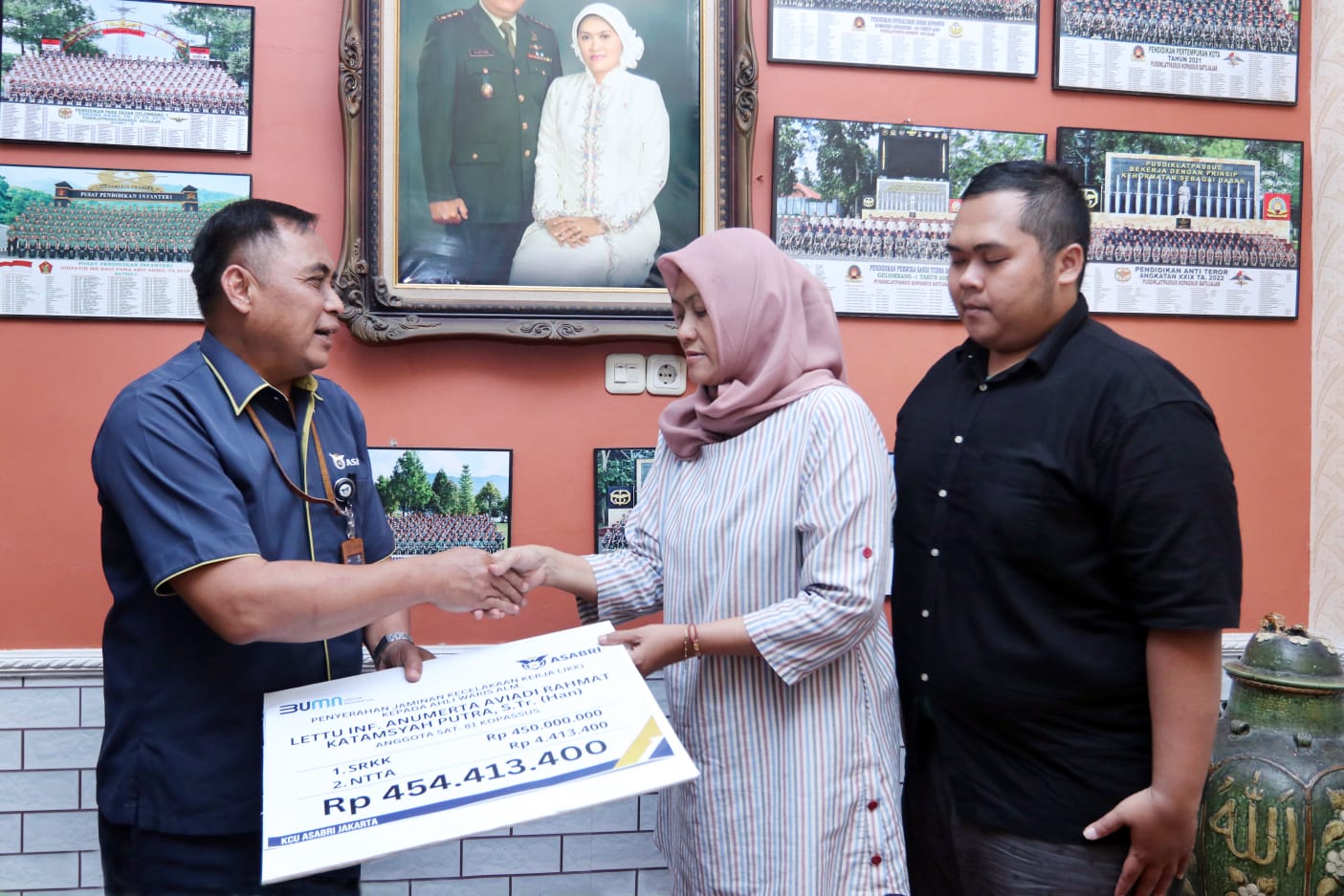 PT ASABRI (Persero) menyerahkan SRKK kepada ahli waris almarhum Letda Aviadi Rahmat Katamsyah Putra, prajurit TNI yang gugur di Papua.  