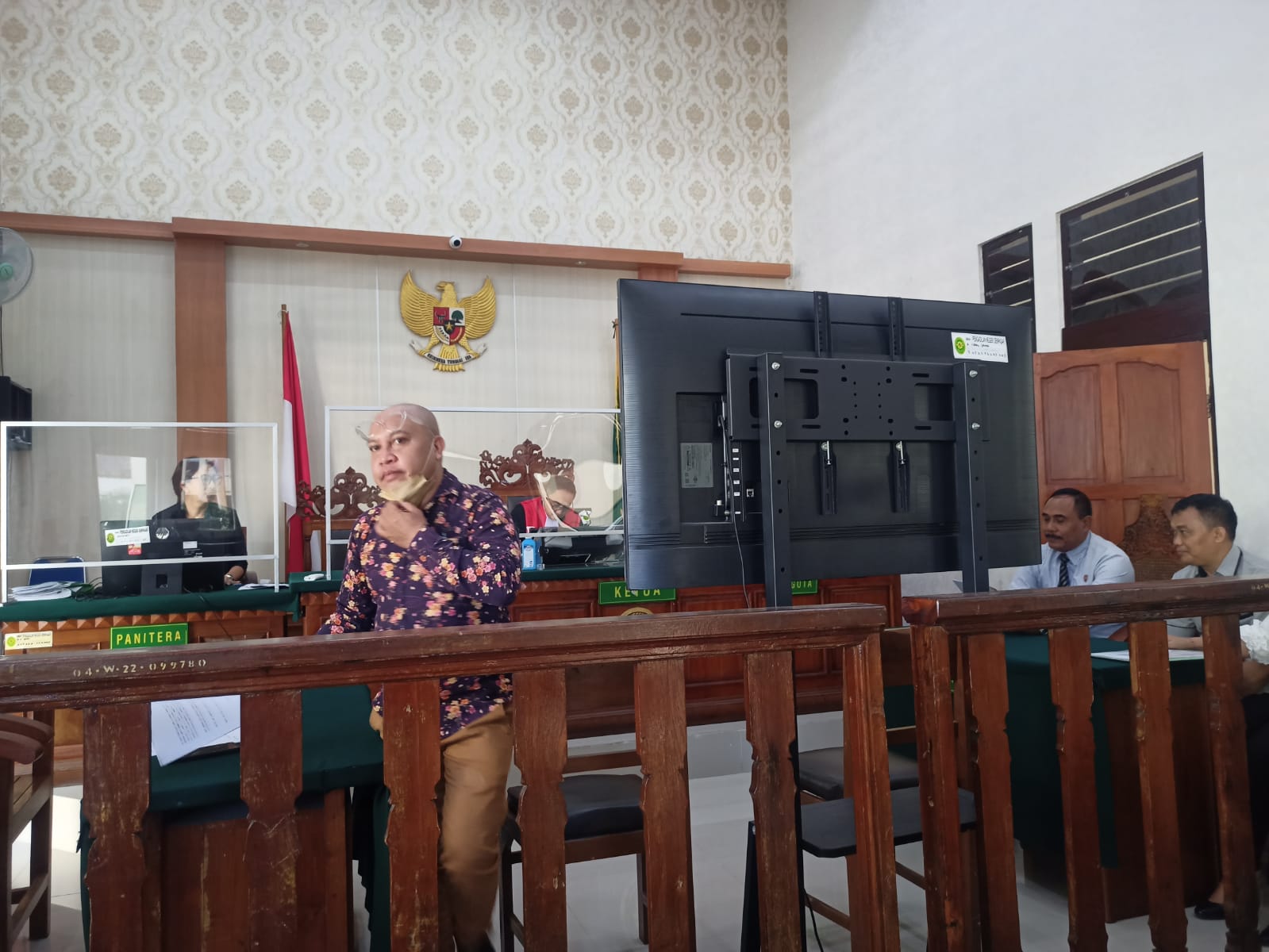 Suasana sidang praperadilan sengketa merek dagang di Pengadilan Negeri Denpasar dengan agenda pemeriksaan saksi ahli.