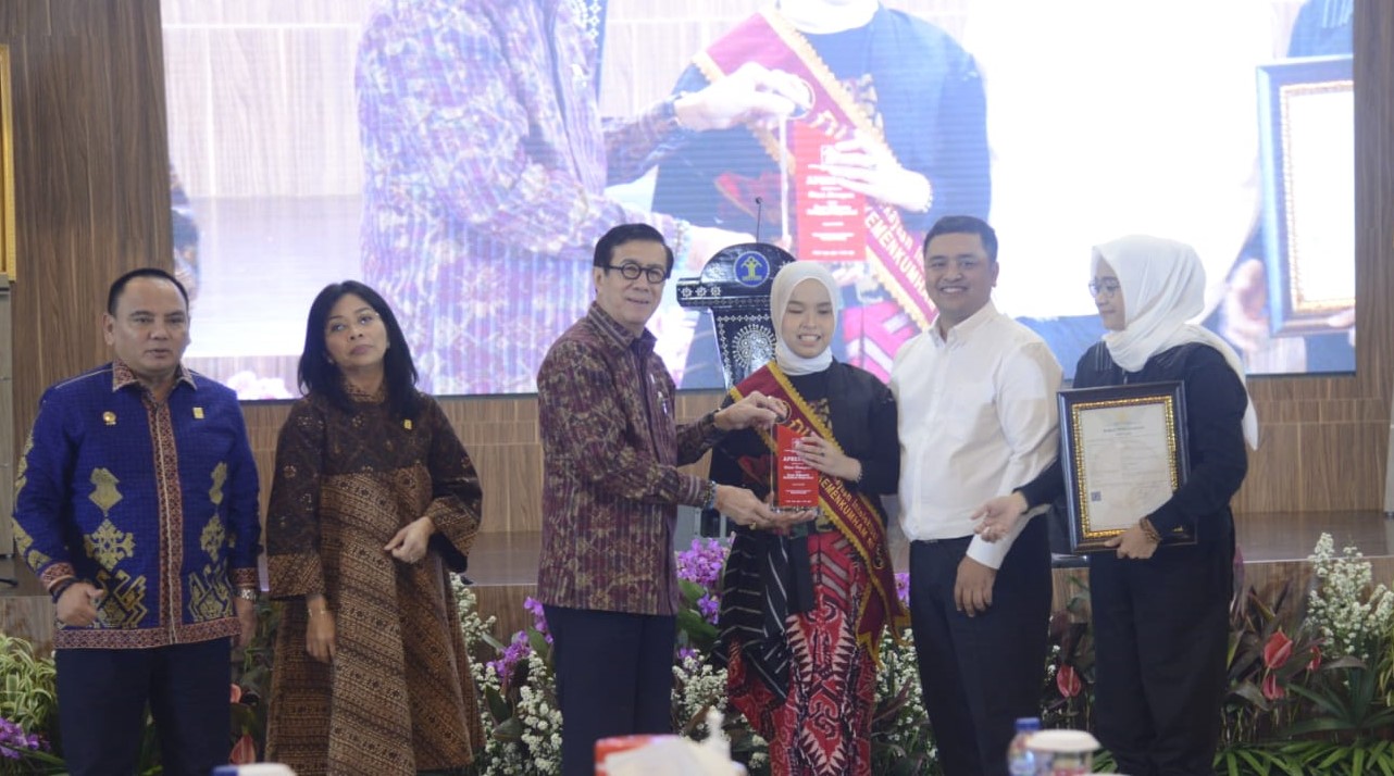 Menkumham Yasonna H Laoly (ketiga dari kiri) mengangkat Putri Ariani sebagai Duta Kekayaan Intelektual 2023.