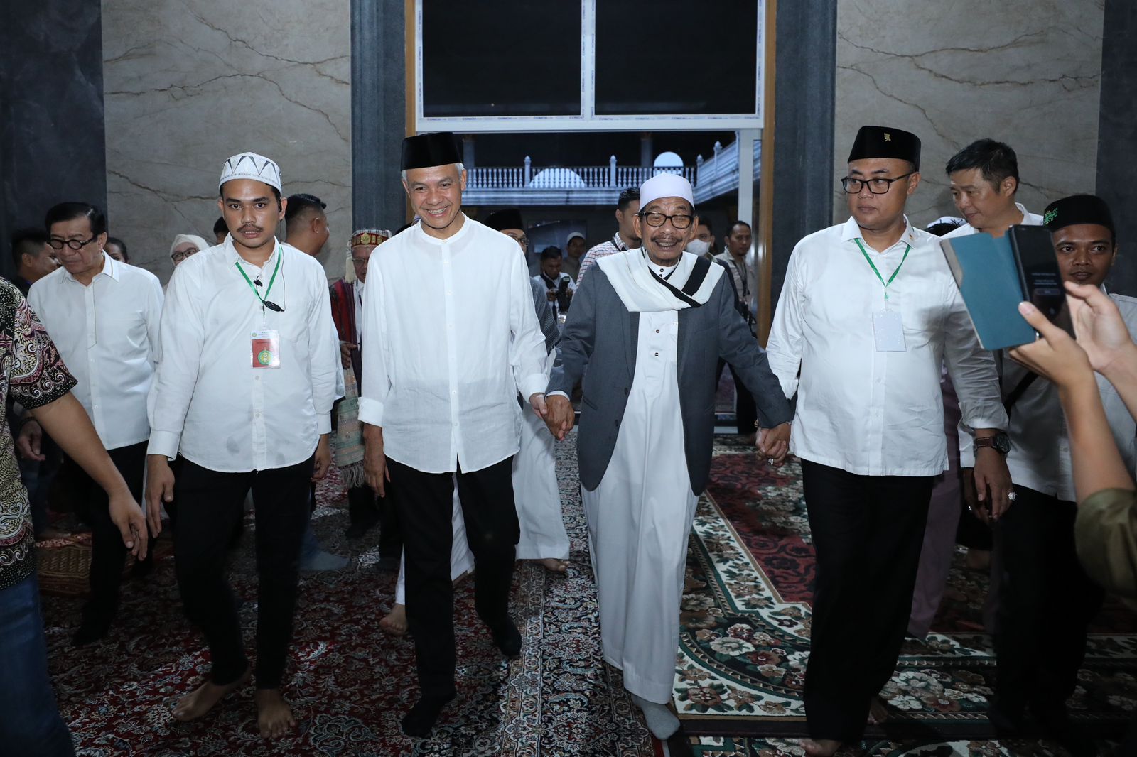 Kunjungi Ponpes di Medan, Ganjar Ikut Tari Tor-Tor dengan Santri