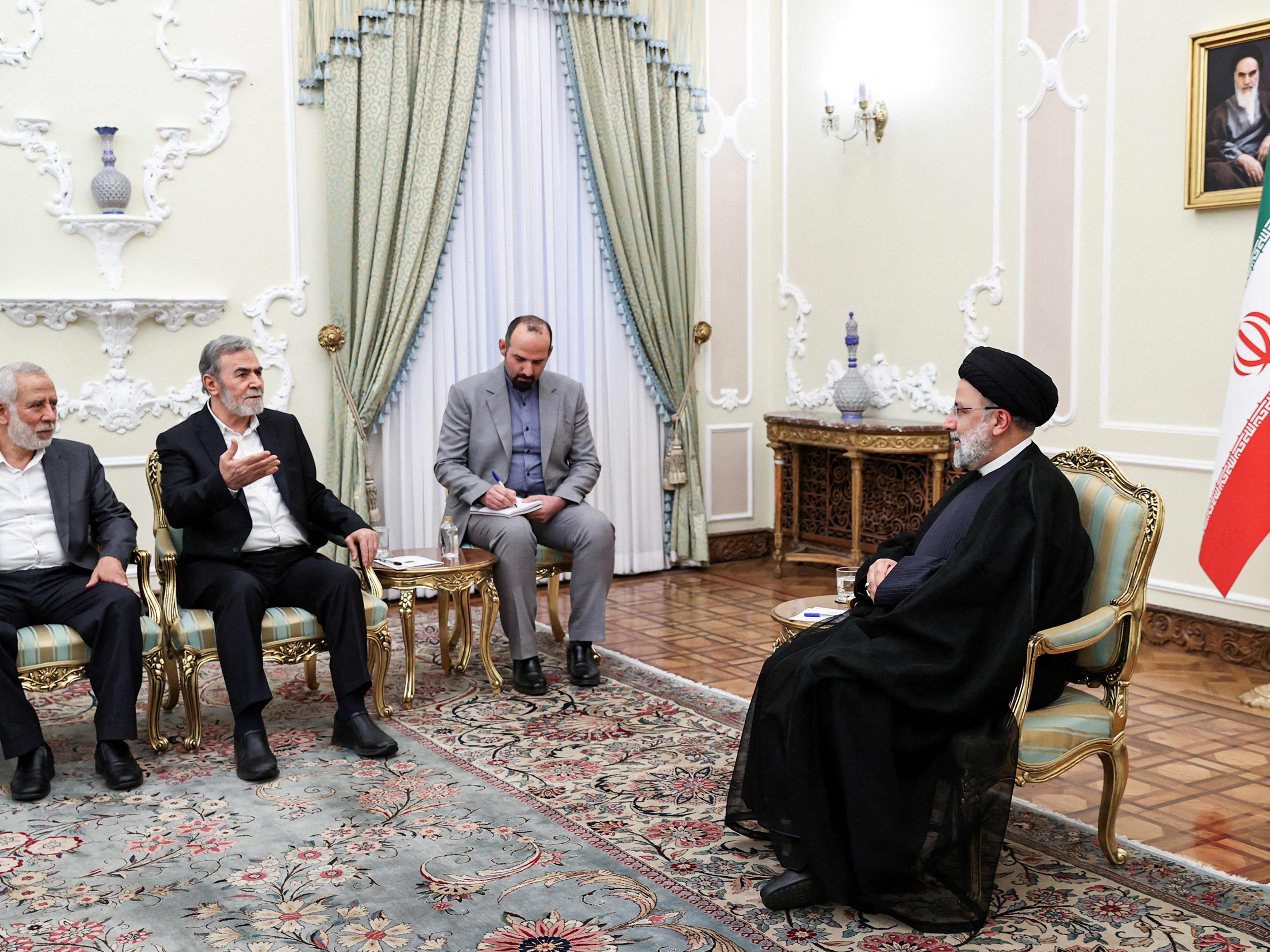 Presiden Iran Ebrahim Raisi (kanan) menerima Sekretaris Jenderal Jihad Islam di Teheran pada 19 Juni 2023.