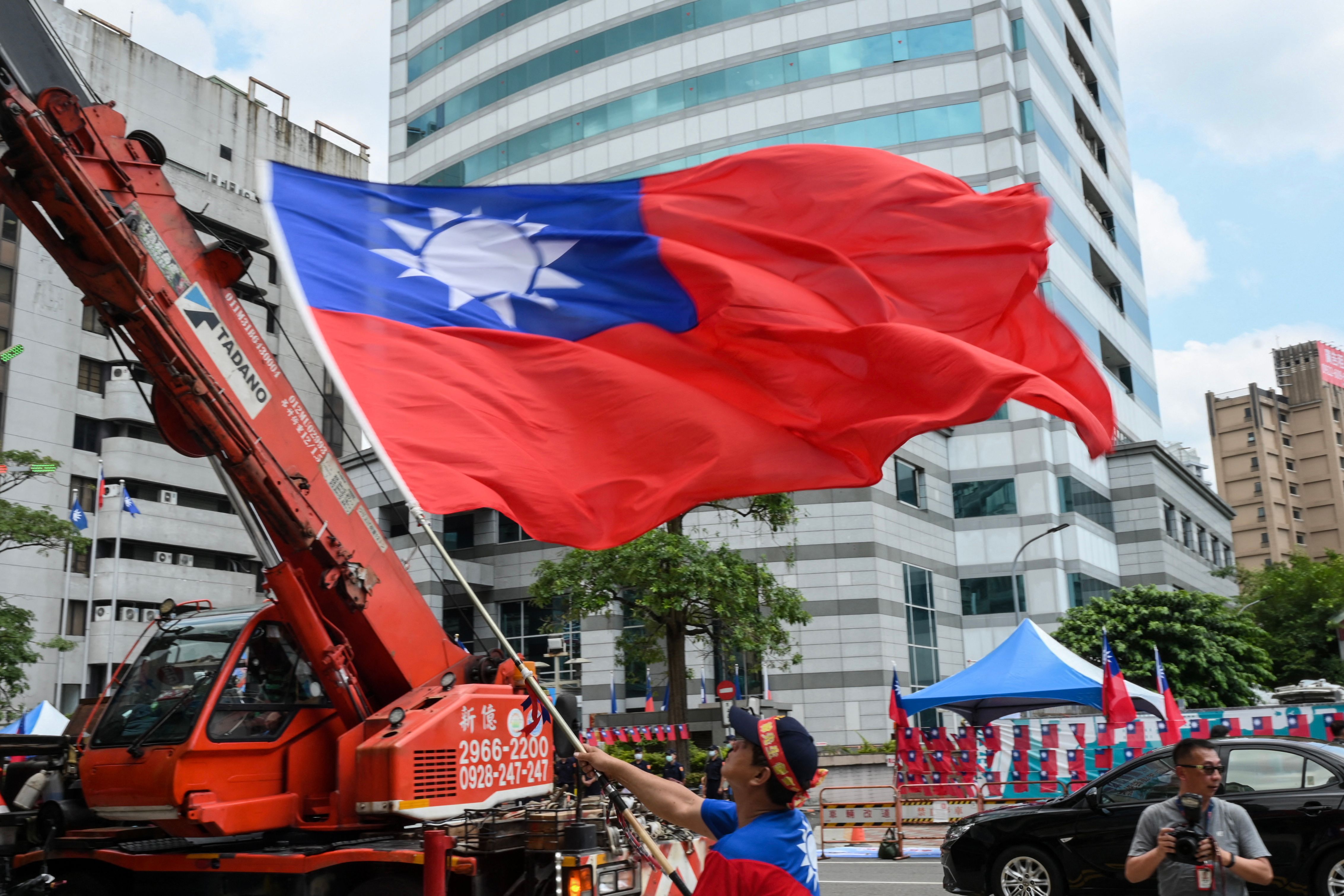 Seorang Demonstran membentangkan bendera Taiwan