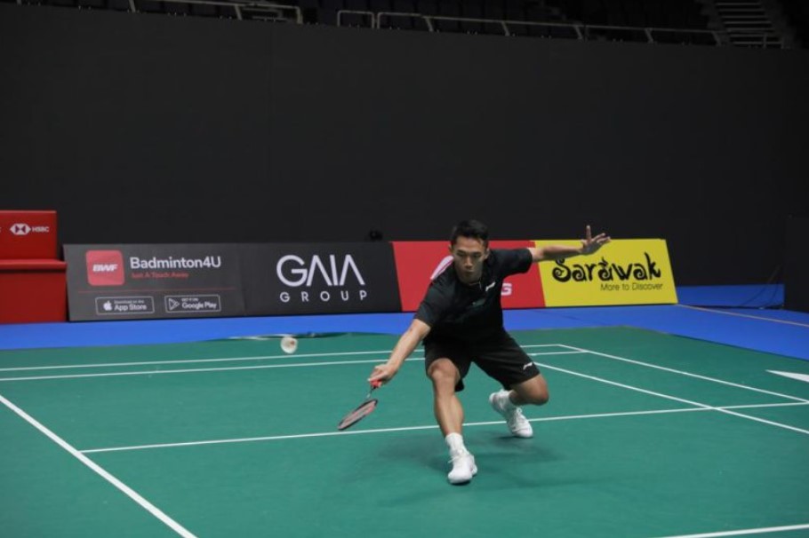 Jonatan Christie menjalani sesi latihan sebelum turun di Singapore Open 2023 di Singapore Indoor Stadium, Kallang, Singapura, Senin (5/6).