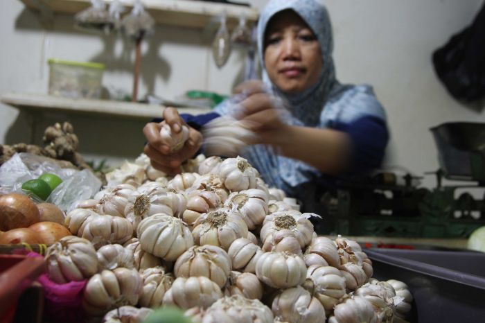 Pedagang bawang putih melayani pembeli di Pasar Rumput, Jakarta