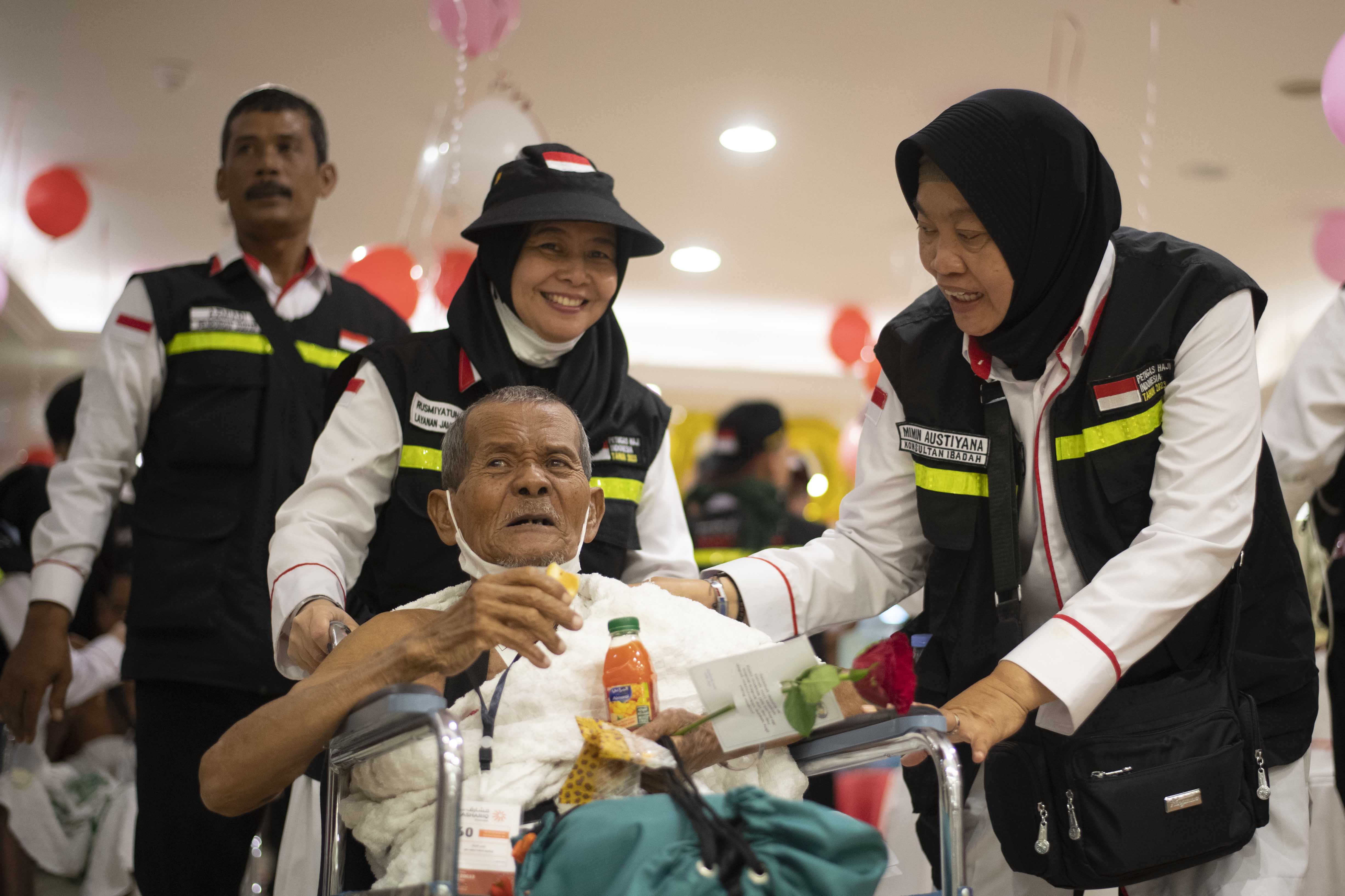 Ilustrasi:  Petugas membantu jemaah calon haji kloter SOC 01 dengan menggunakan kursi roda setibanya di Hotel kawasan Mekah