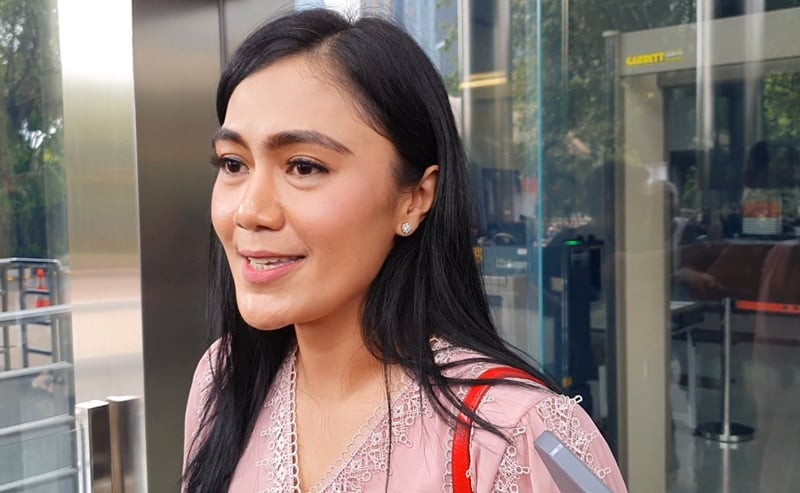 Sebanyak 18 pertanyaan dilontarkan ke presenter tv Brigita Manohara terkait kasus pencucian uang yang menjerat Ricky HAM Pagawak.