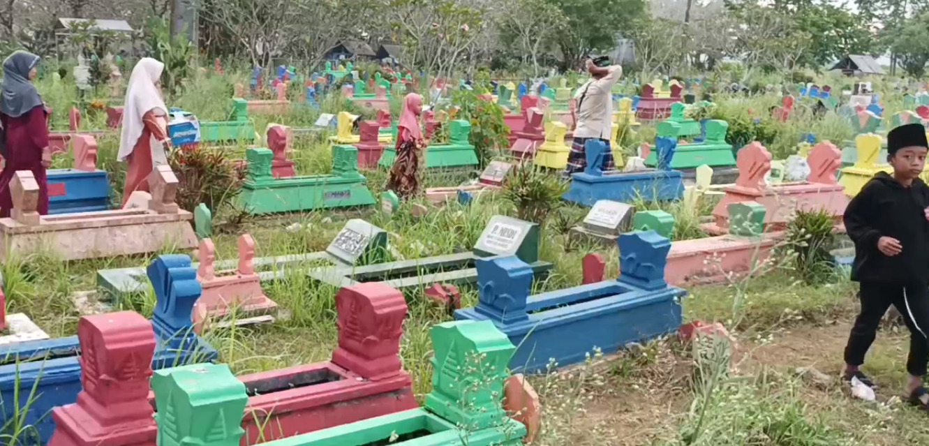 Permakaman dicat warna-warni di Kabupaten Malang.