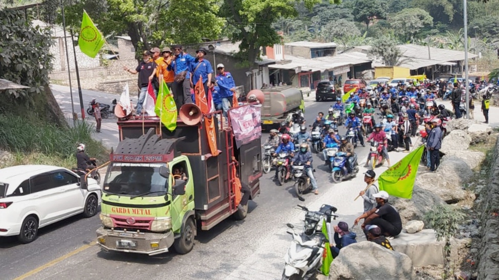 Tambang Ditutup, Pekerja Blokade Jalan Raya Padalarang