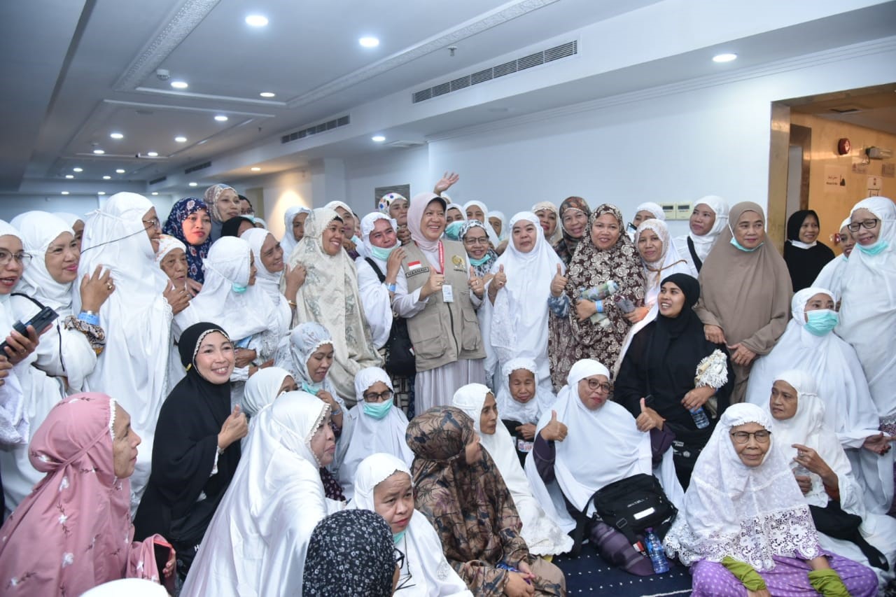 Anggota Komisi IX DPR RI Hj. dr.Hasnah Syam MARS mengunjungi pemondokan jemaah haji di Hotel Mina View, Arab Saudi.