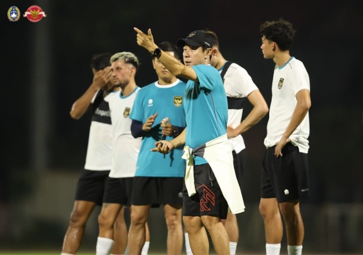 Pelatih timnas Indonesia Shin Tae Yong memimpin latihan