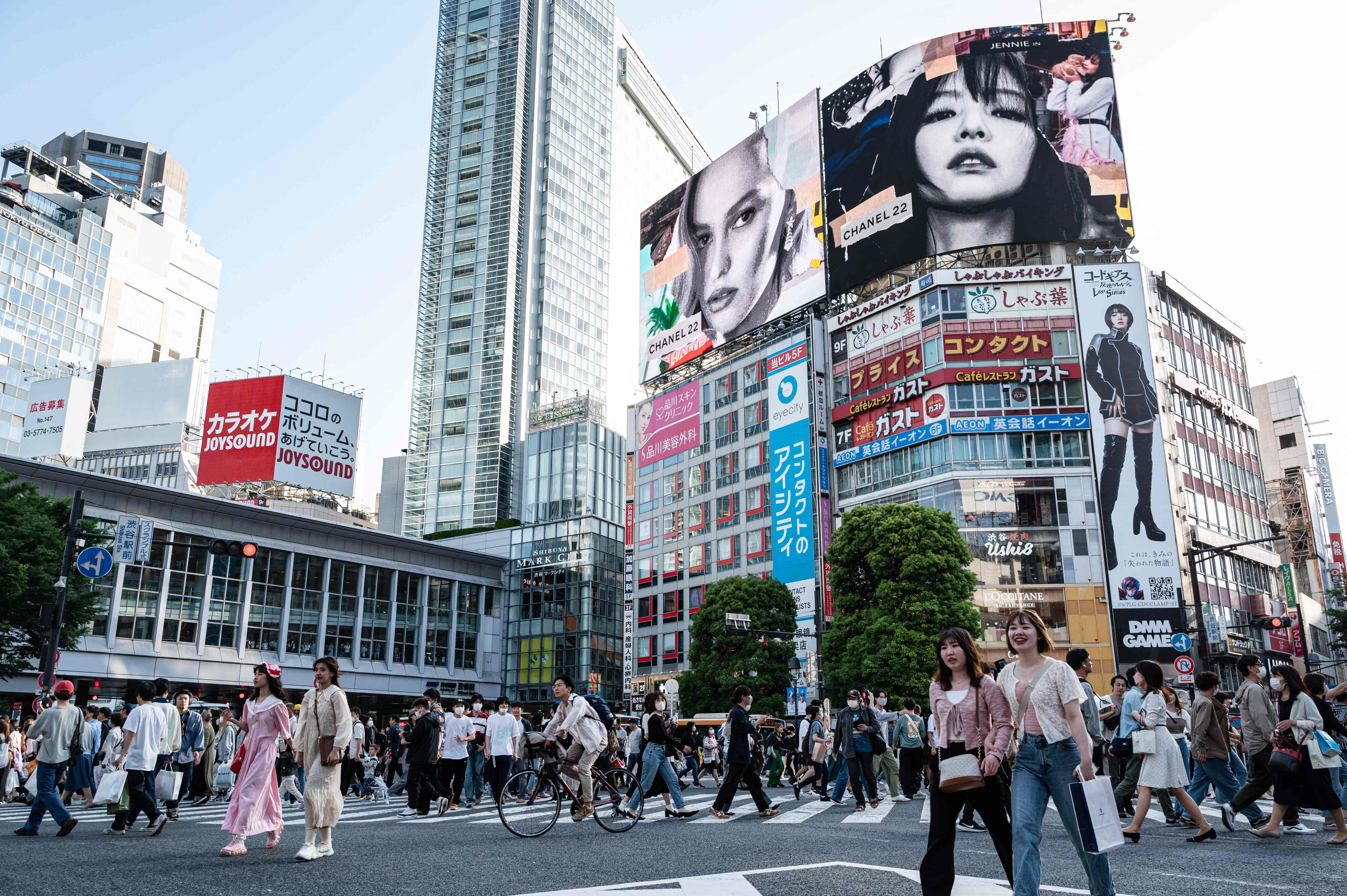 Warga berjalan di Persimpangan Shibuya, Jepang.