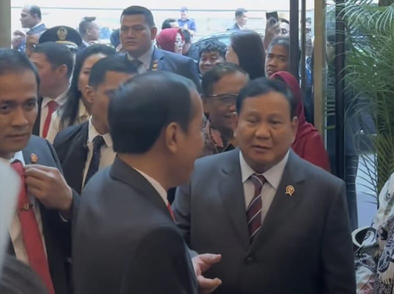 Presiden Joko Widodo berbincang dengan Prabowo Subianto di Malaysia.