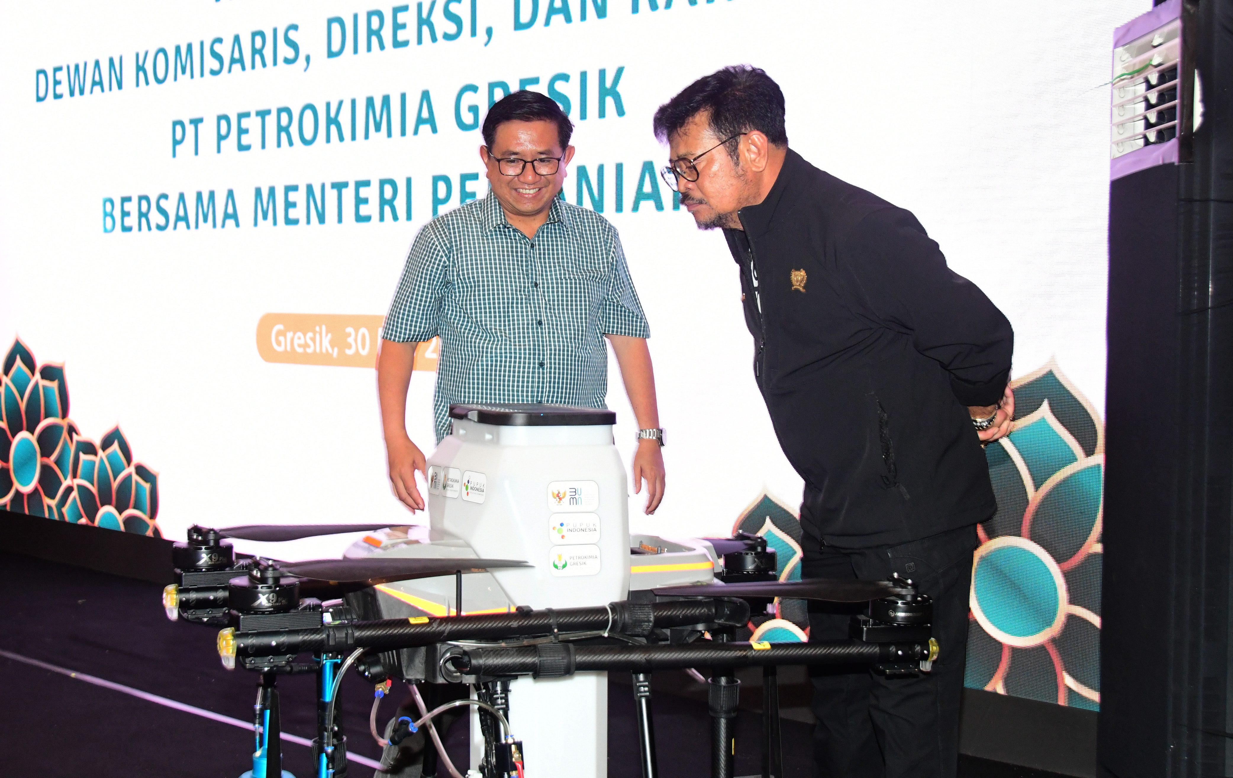 Dirut Petrokimia Gresik Dwi Satriyo Annurogo memberikan penjelasan Smart Precision Farming ke Mentan Syahrul Yasin Limpo
