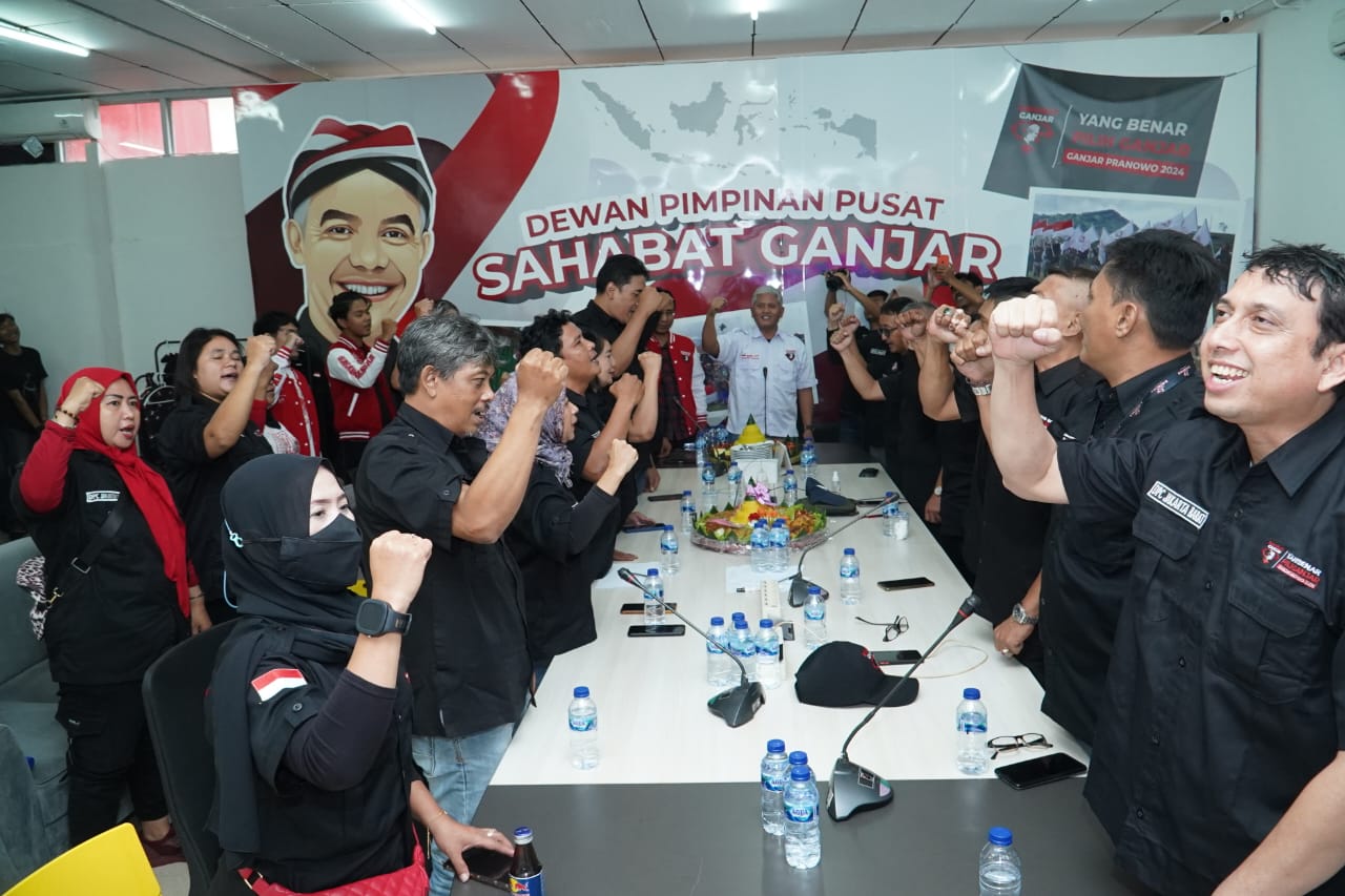 Relawan Sahabat Ganjar merayakan HUT ke-2 di Posko Pemenangan DPP Sahabat Ganjar, Jakarta Selatan, Selasa (20/6).
