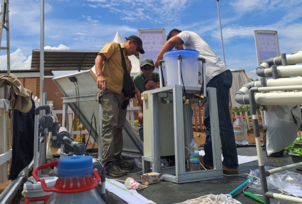 SMK PPN Banjarbaru membangun 'mini greenhouse' dengan energi terbarukan.