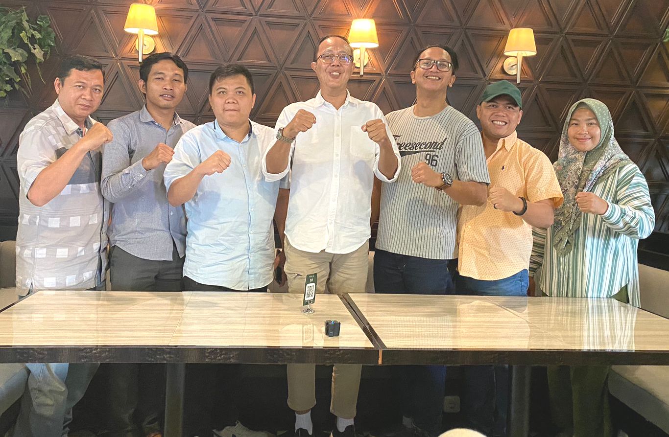 Ayep Zaki (tengah) bersama para milenial Sukabumi.