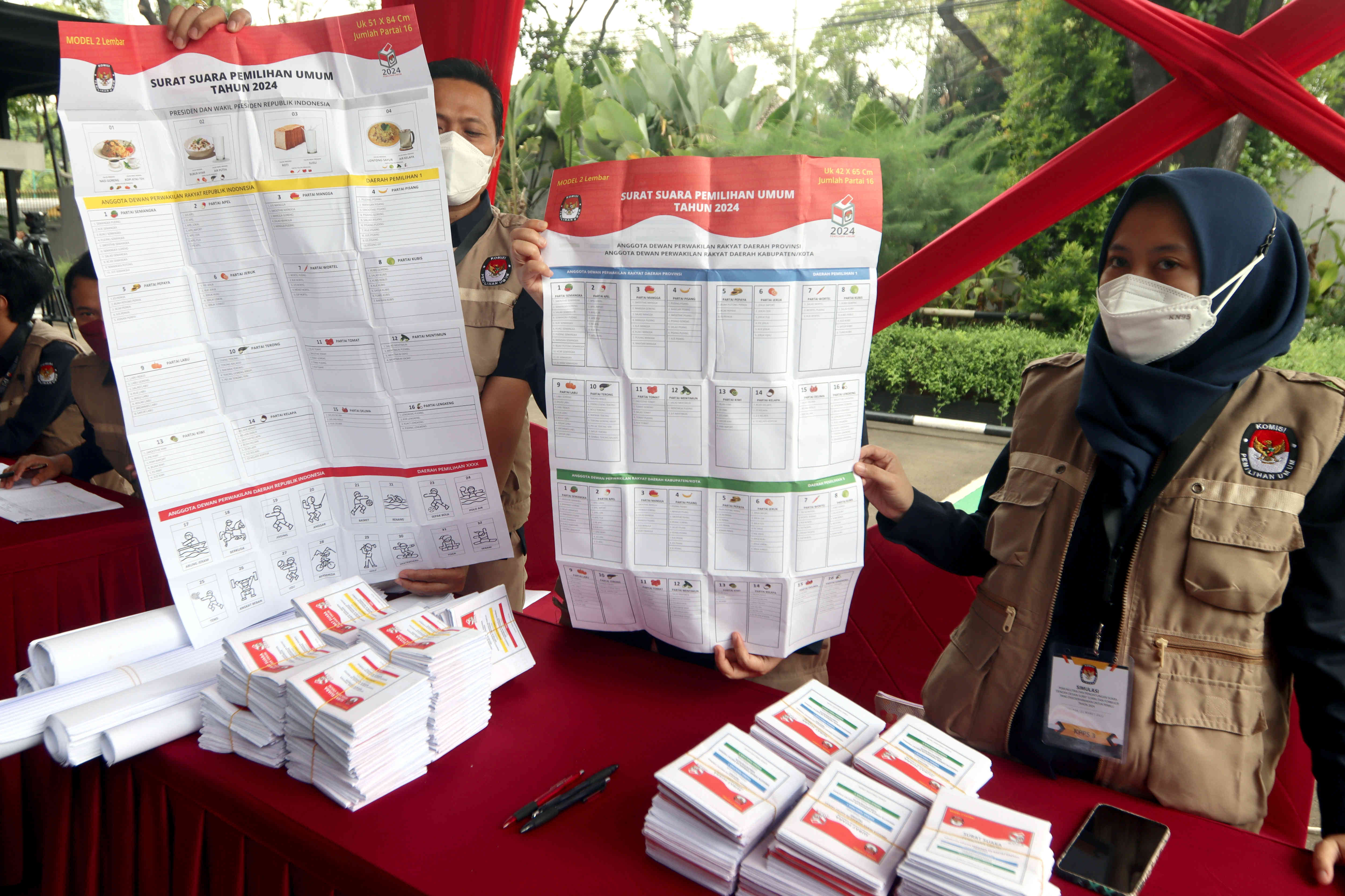 Petugas KPU memperlihatkan contoh desain surat suara saat simulasi pemungutan dan penghitungan suara 