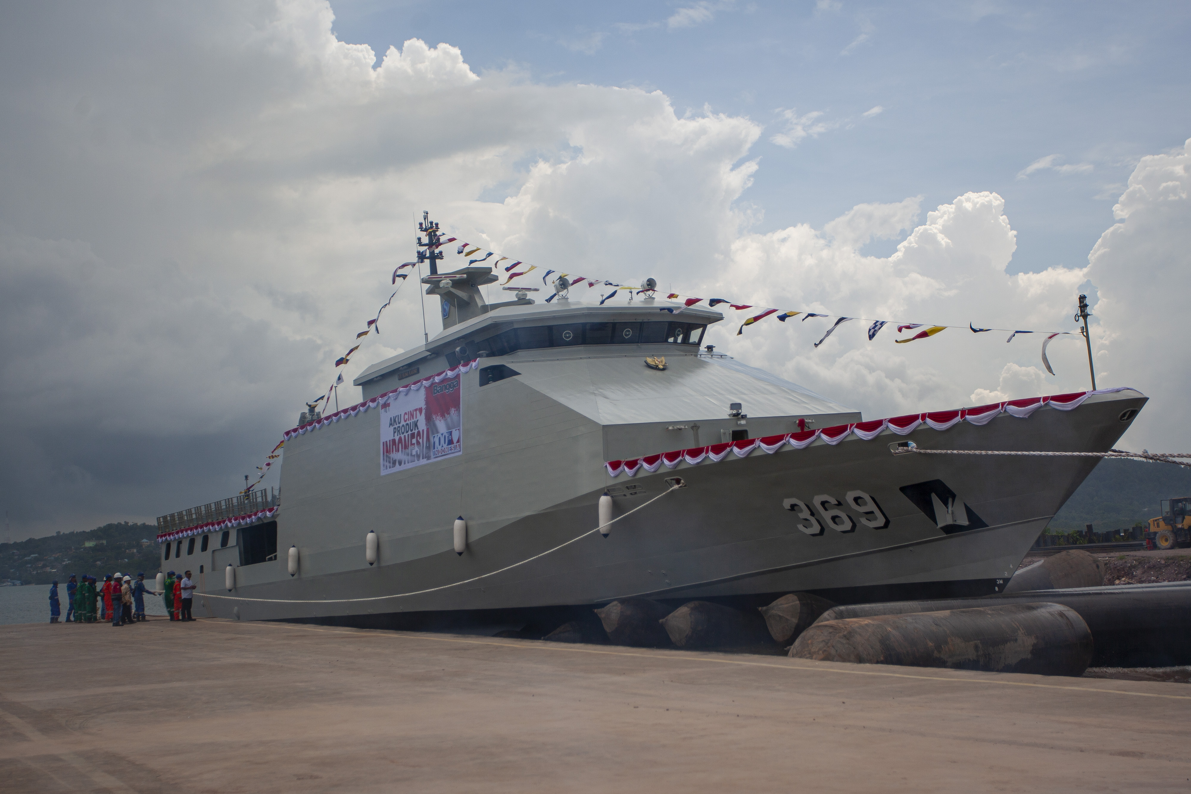 Sejumlah pekerja meluncurkan Kapal Korvet Bung Karno-369 buatan dalam negeri di galangan PT Karimun Anugrah Sejati, Batam,