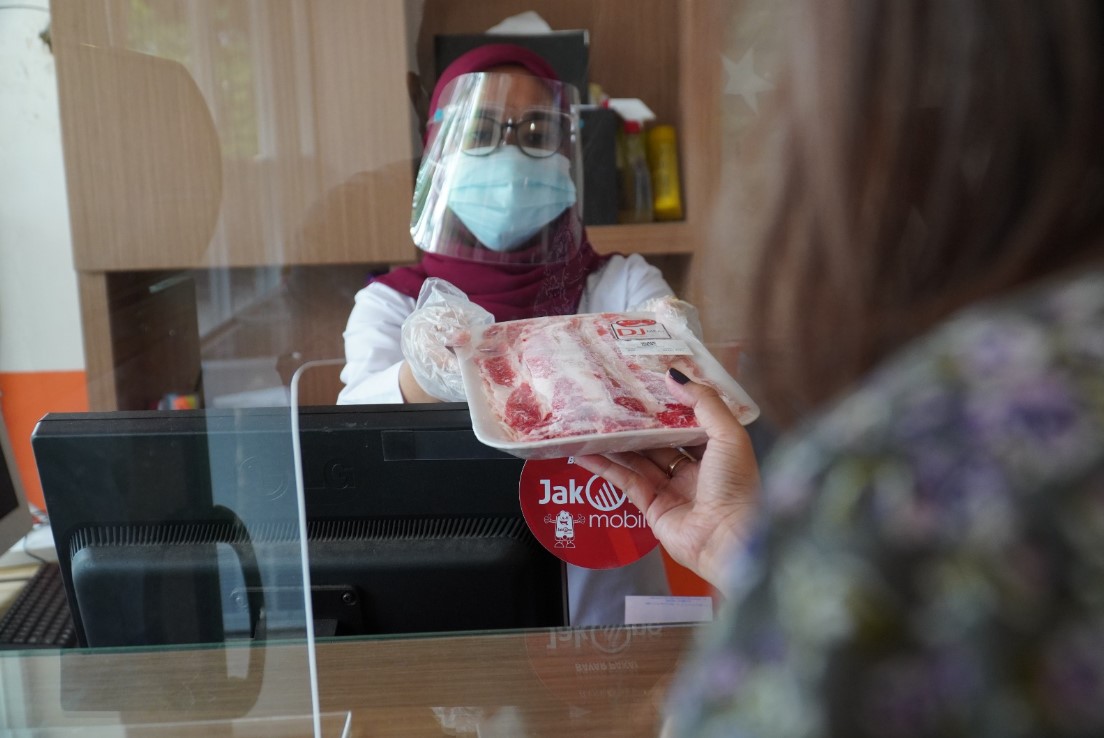 Konsumen membeli produk DJawara